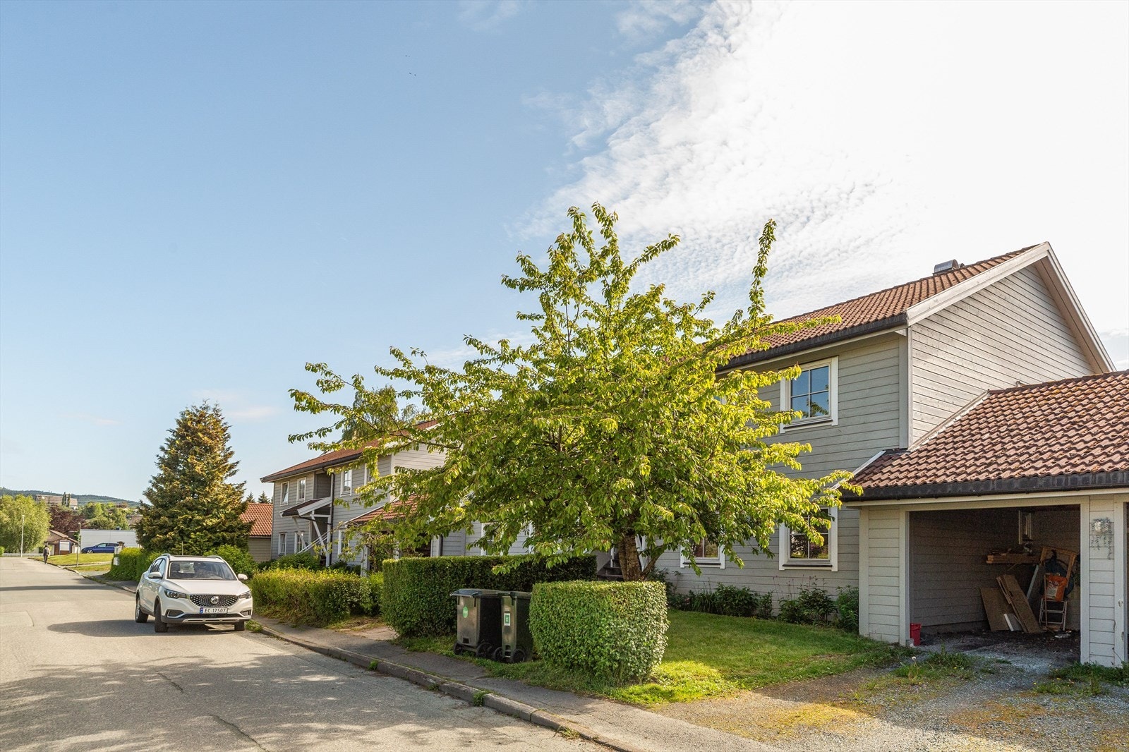 Det tilhører carport i egen carportrekke. I forbindelse med carporten er det en bod på ca. 7 kvm. Galleribilde