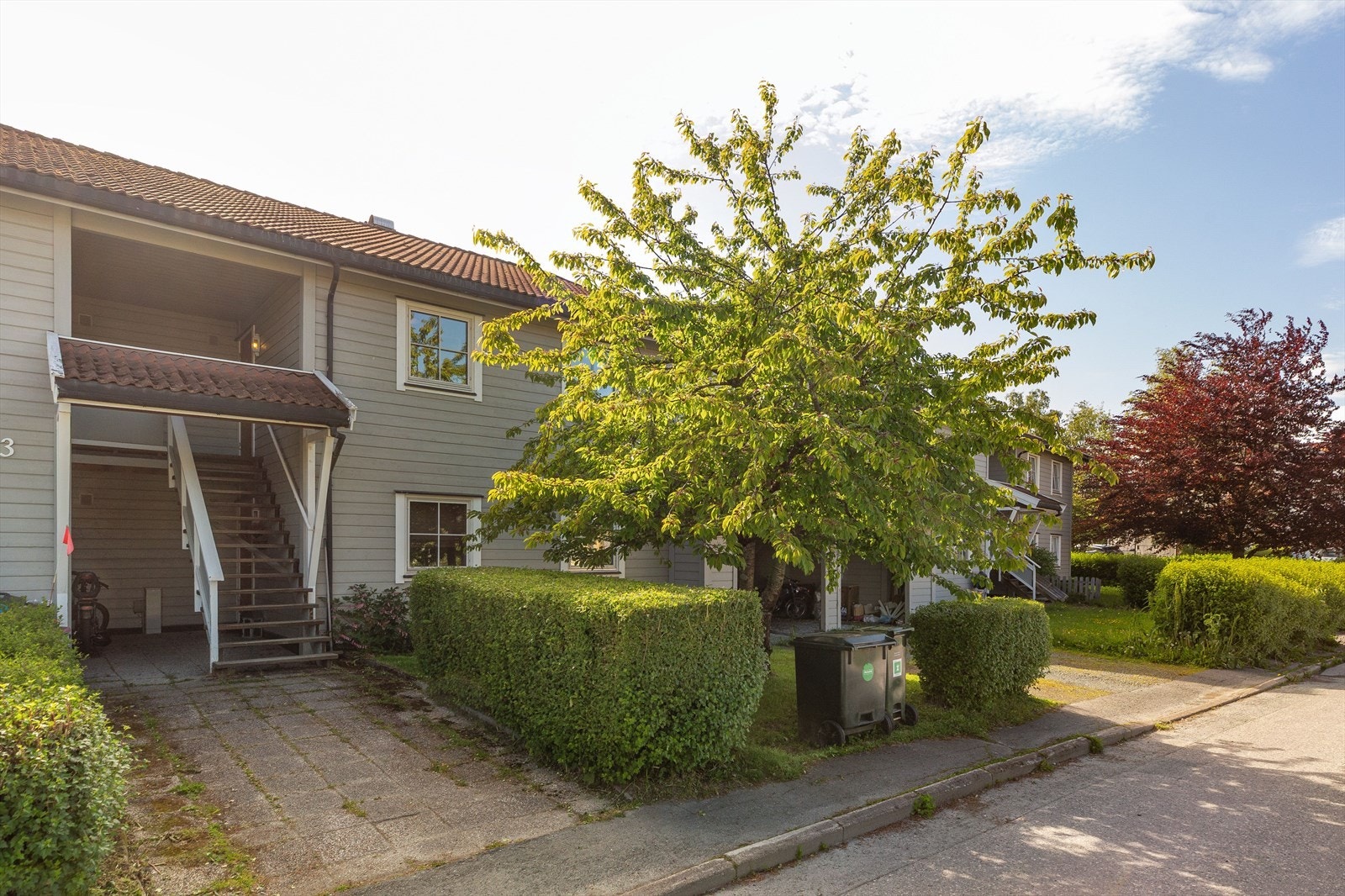 Det er overbygd trapp opp til leilighetens inngangsparti. Galleribilde