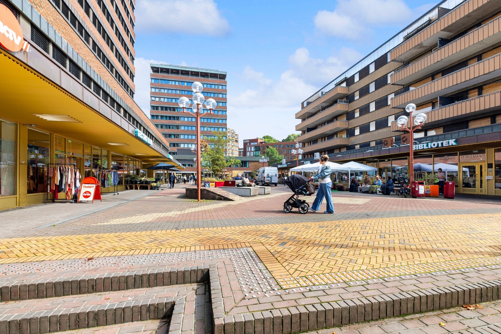 Tøyen Torg, som ligger rett i nærheten, byr på en rekke servicetilbud som butikker, kafeer, restauranter, m.m. Galleribilde