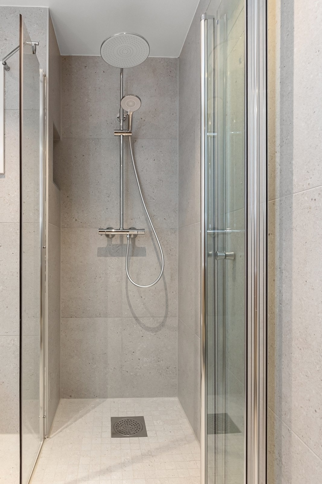 Badet holder høy standard med lekre fliser og innredning Galleribilde