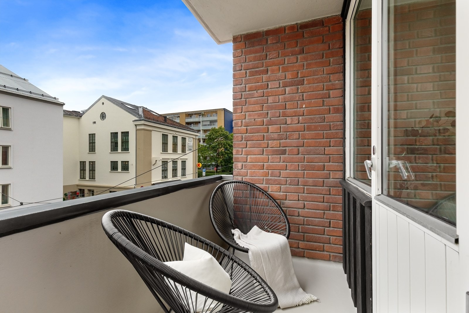 Solrik balkong med ettermiddagssol Galleribilde