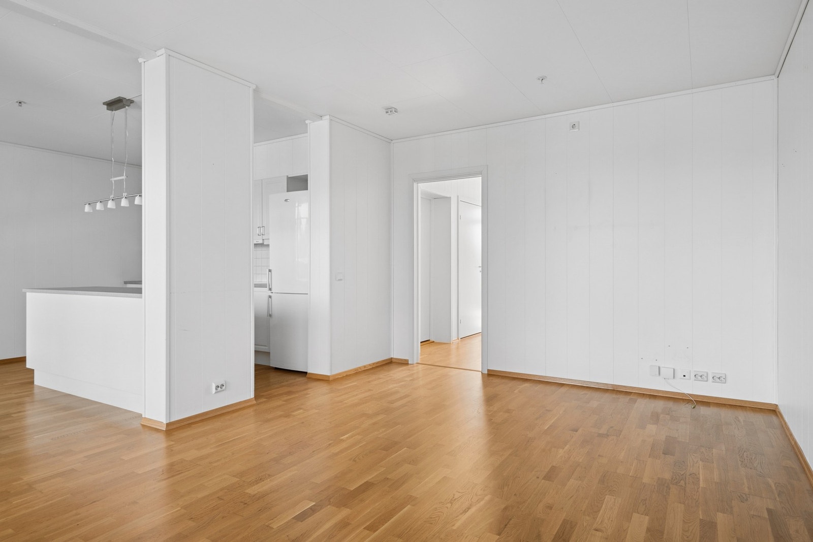 Leiligheten inneholder gang, to soverom, bad og en åpen stue-/kjøkkenløsning med god plass til både spisebord og sofagruppe. Galleribilde