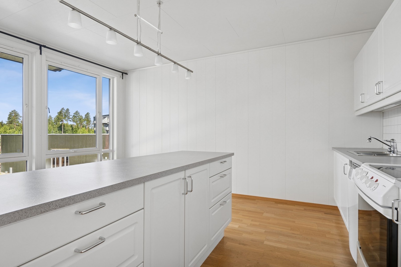 Store vindusflater gir en lys og luftig atmosfære i rommet. Galleribilde