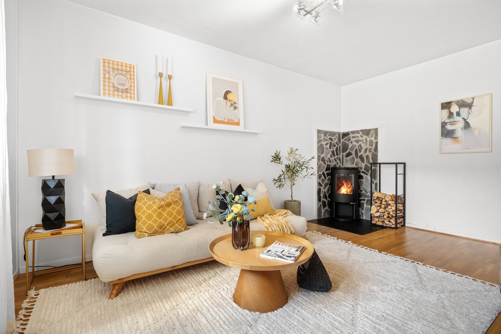 Stuen har godt med naturlig lys og vender ut mot byggets forgård. Galleribilde