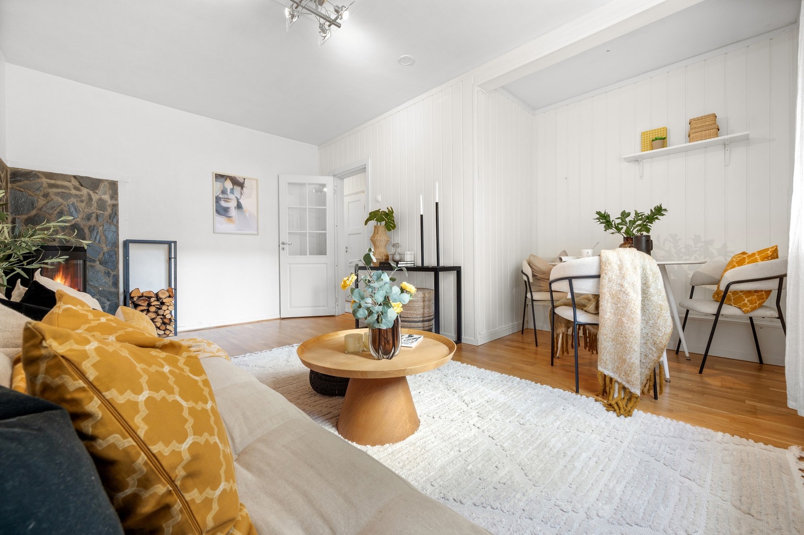 Stuen er på 16 m² og gir rom for både sofa, spisebord og øvrig møblering. Galleribilde