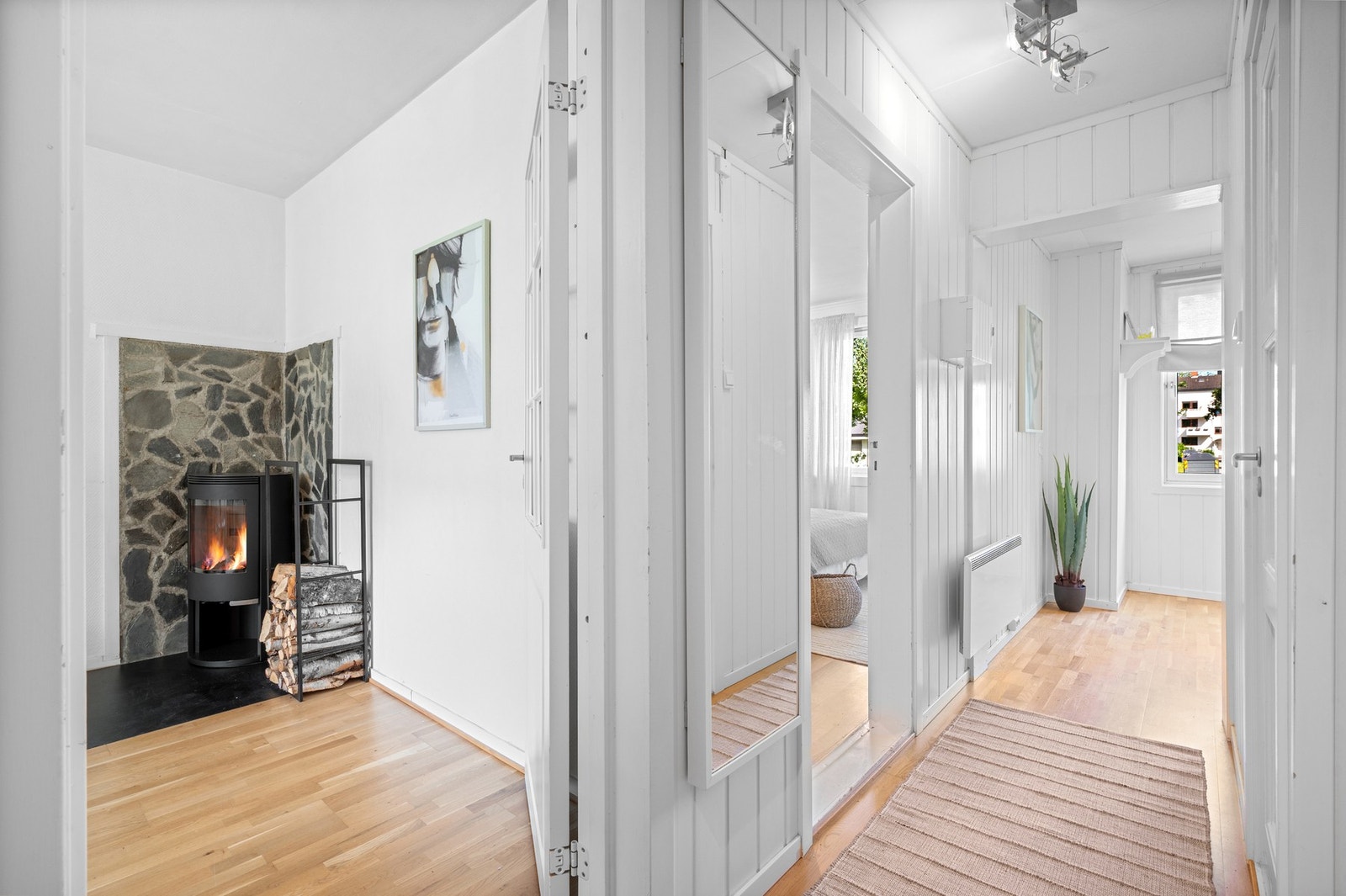 Leiligheten har lysinnslipp fra begge sider, noe som gir en gjennomgående og lys atmosfære. Galleribilde