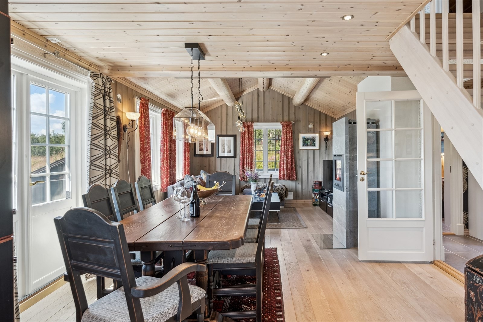 Fra spisestuen går det dør ut til terrassen. Galleribilde