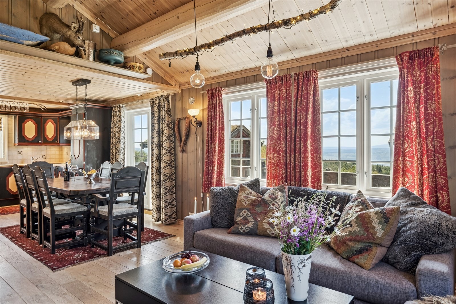 God plass til salong og en spisegruppe for små og store lag. Galleribilde