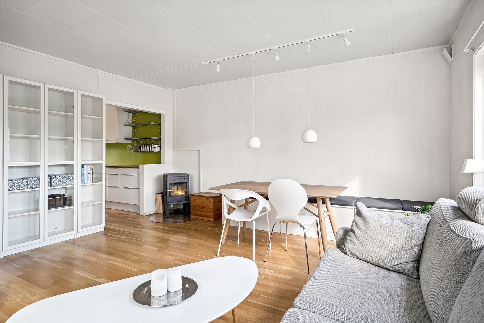Romslig stue med plass til spisebord
