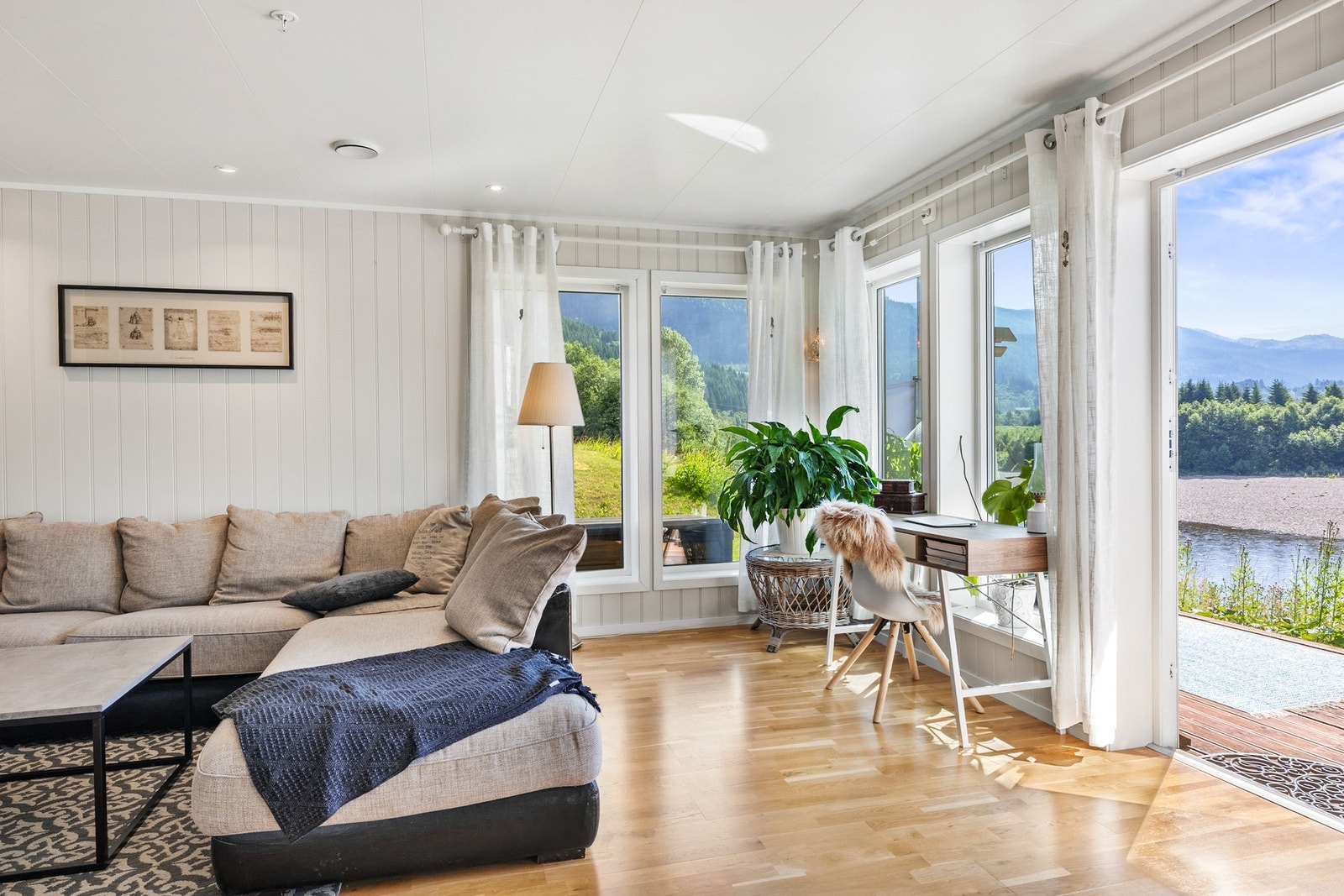 Fra stuen er det tilkomst til trivelige uteomgivelser med terrasse Galleribilde