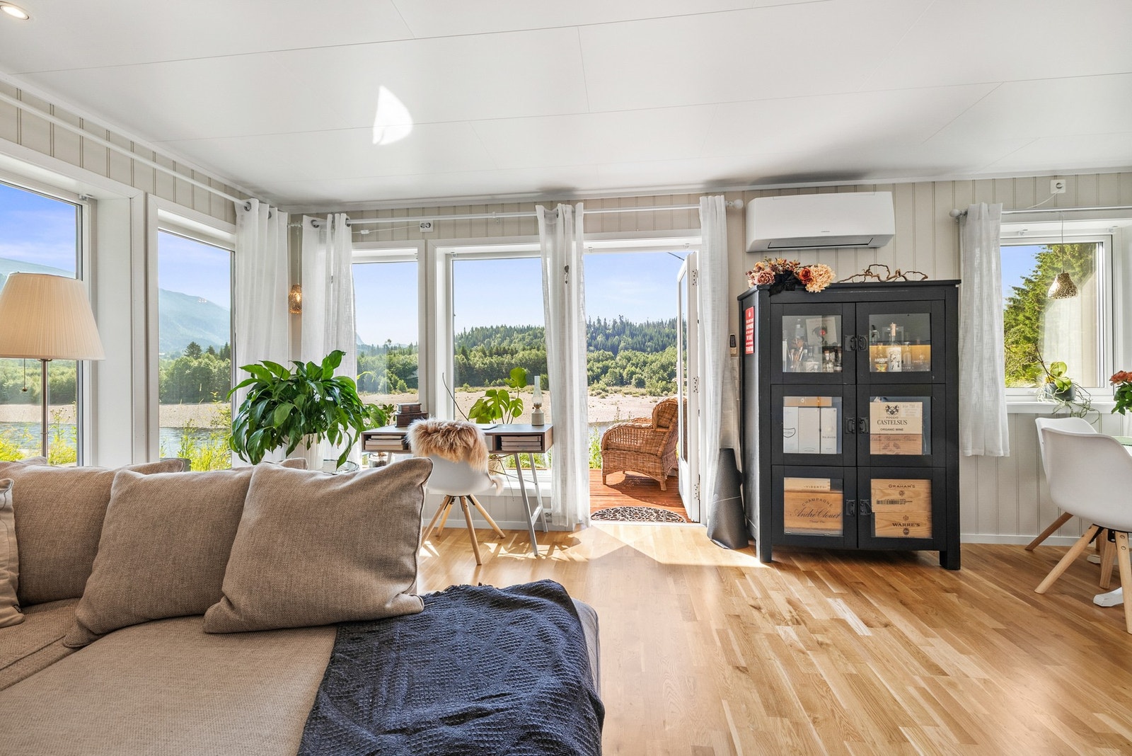 Her møter vi en lys og fin stue med rikelig dagslys Galleribilde