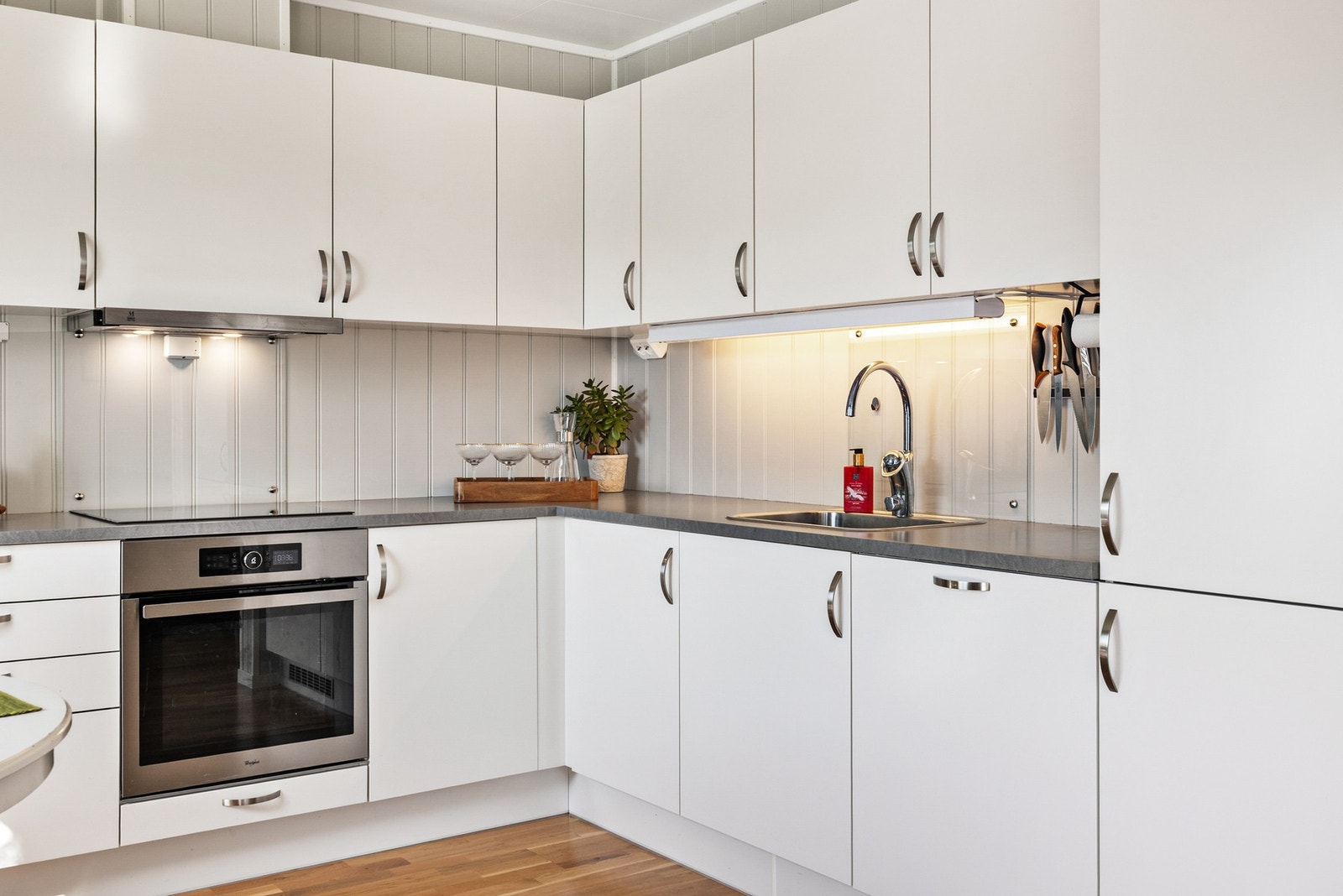 Romslig kjøkken med god plass til både matlaging og lagring Galleribilde