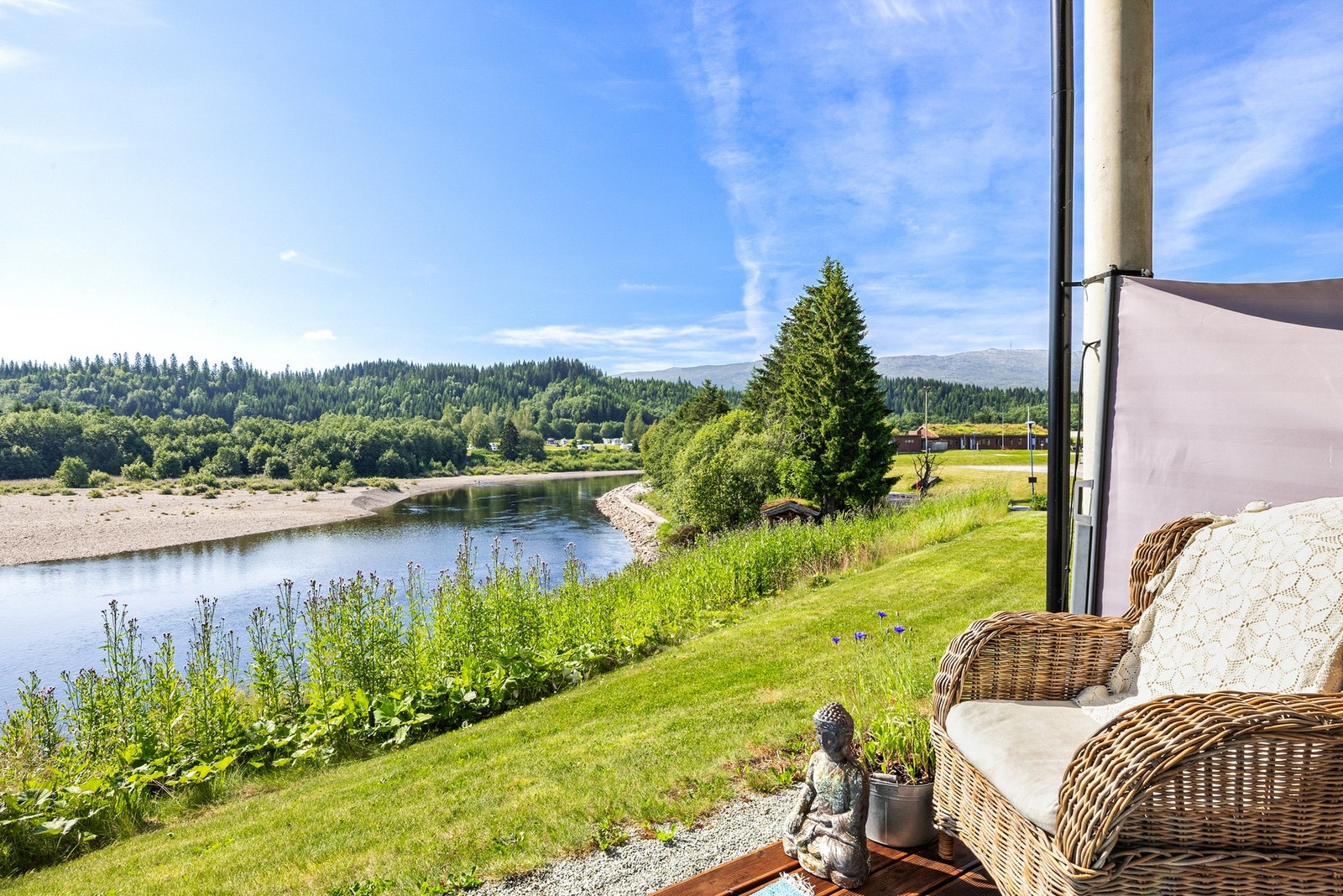 Her bor du landlig og tilbaketrukket, og samtidig sentralt med nærhet til sentrumsfunksjoner Galleribilde