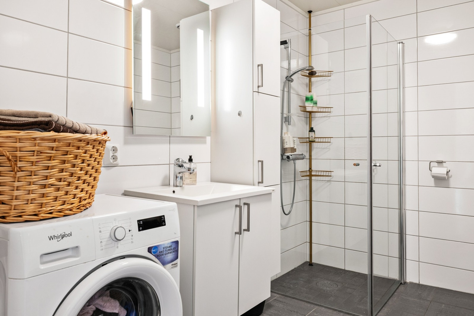 Rommet er kombinert bad- og vaskerom Galleribilde