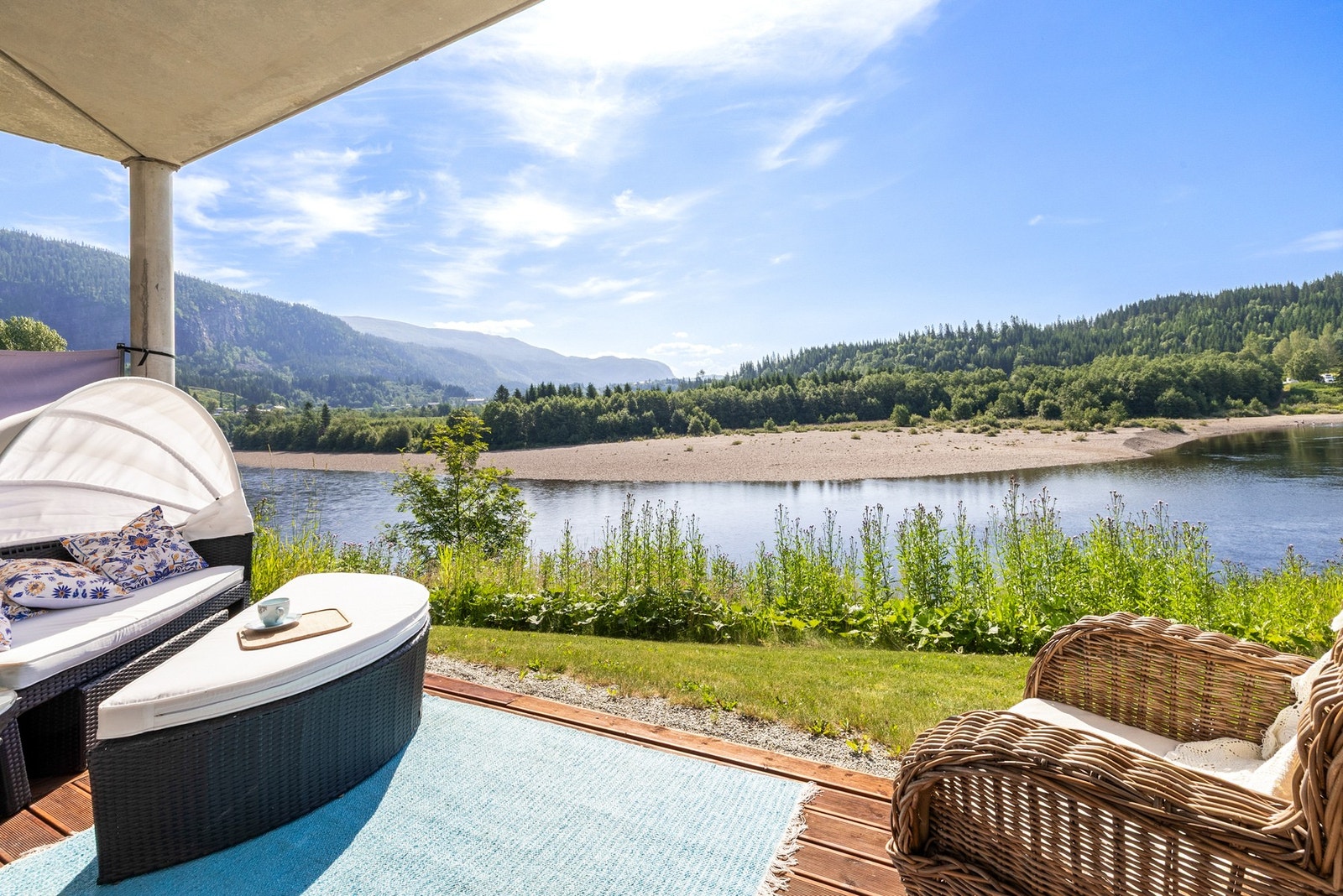 Sørvendt og solrik beliggenhet med flott utsikt til elva Sandøla Galleribilde