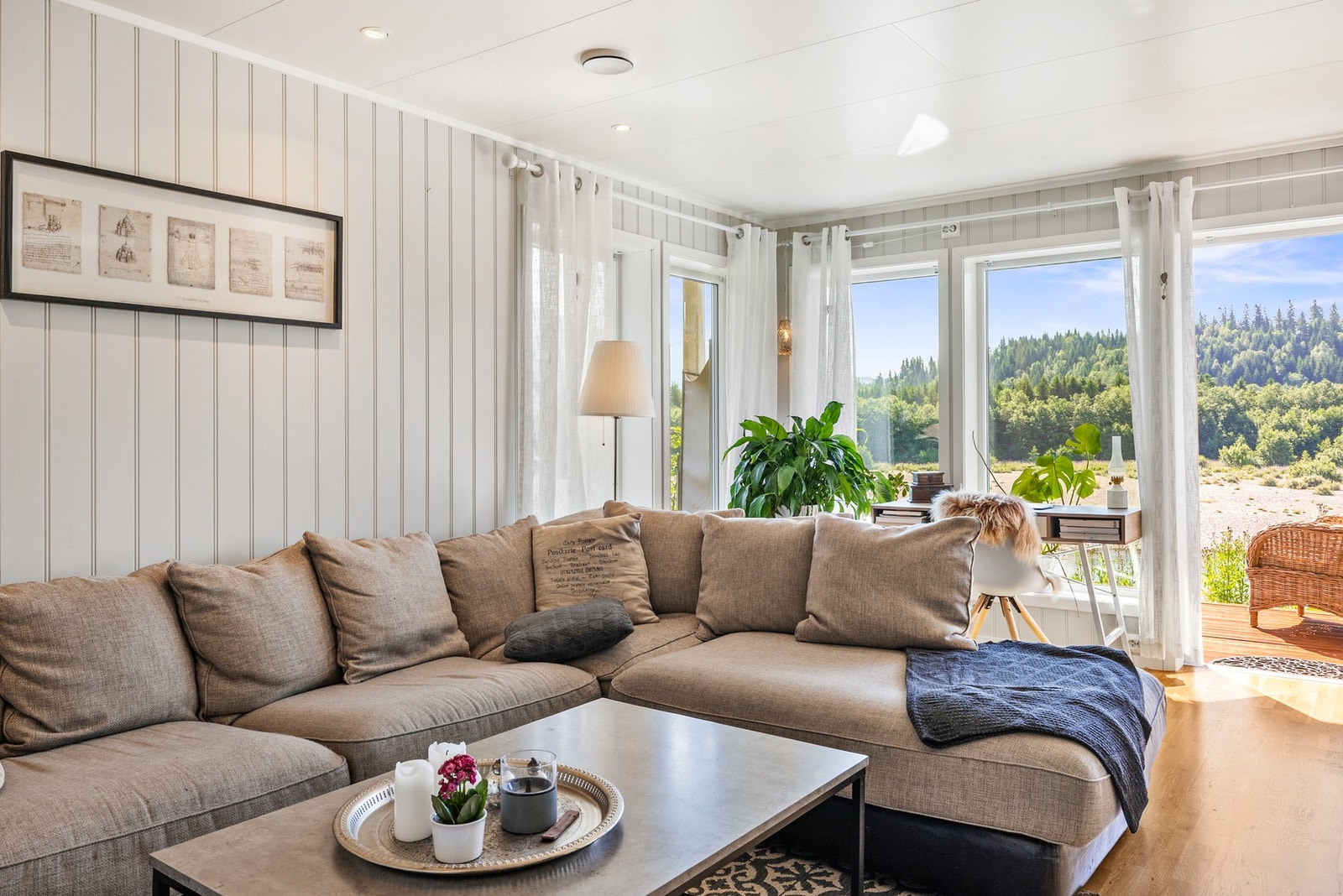 Stuen gir god plass til romslig sofa og personlig innredning Galleribilde