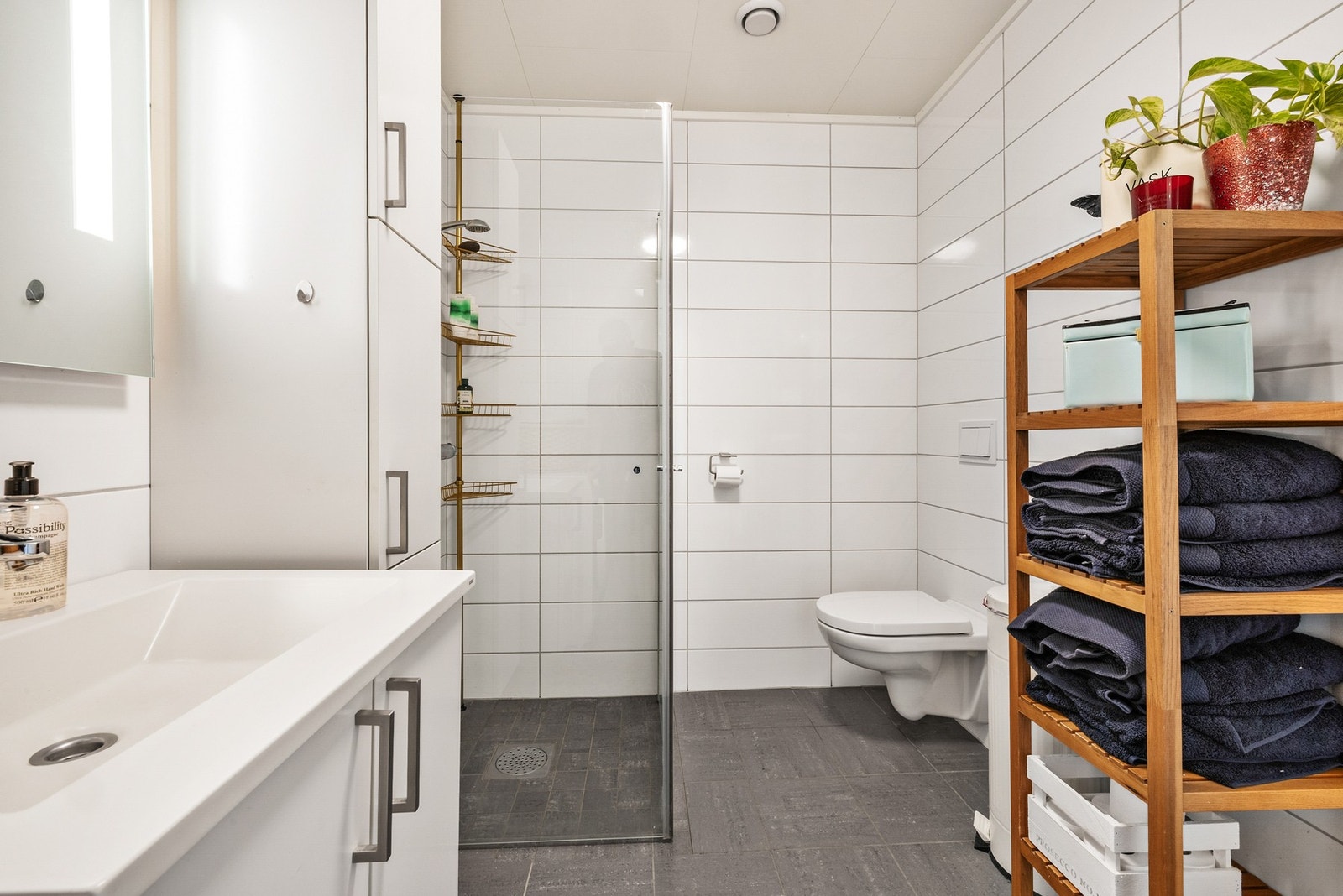 Bad med fliser på vegger og gulv Galleribilde