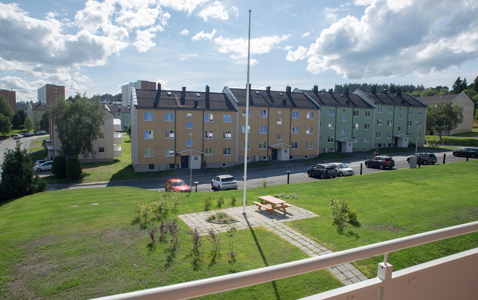 Fra balkongen er det fin utsikt mot grøntarealer. Ingen innsyn. Galleribilde