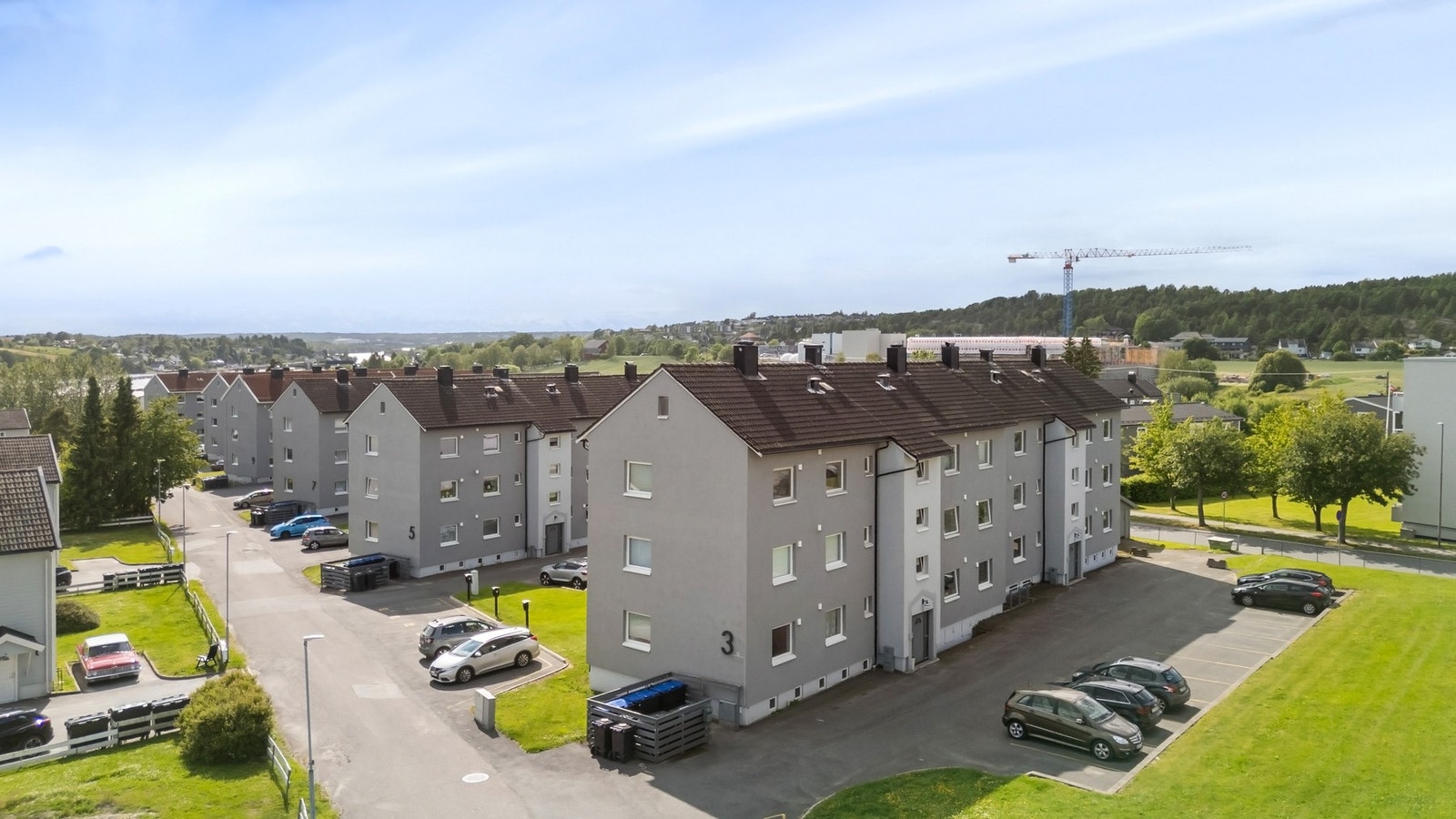 Det er biloppstillingsplass på felles parkeringsplass utenfor leiligheten med lademulighet. Galleribilde