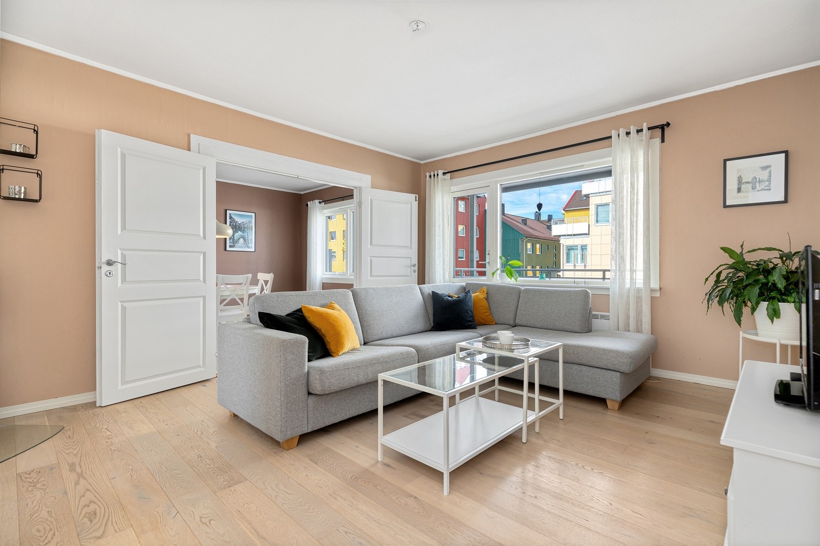 Fra stuen er det inngang til soverom (i dag benyttet til spisestue) og utgang til balkong. Galleribilde