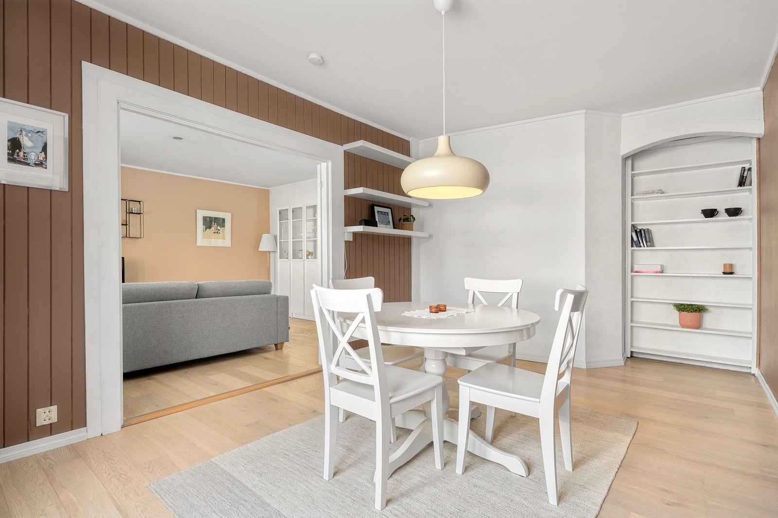 Rommet passer ypperlig til en spisestue eller dersom du har behov for et soverom nr. 2. Det er i tillegg en sjarmerende og innebygd bokhylle i hjørnet. Galleribilde