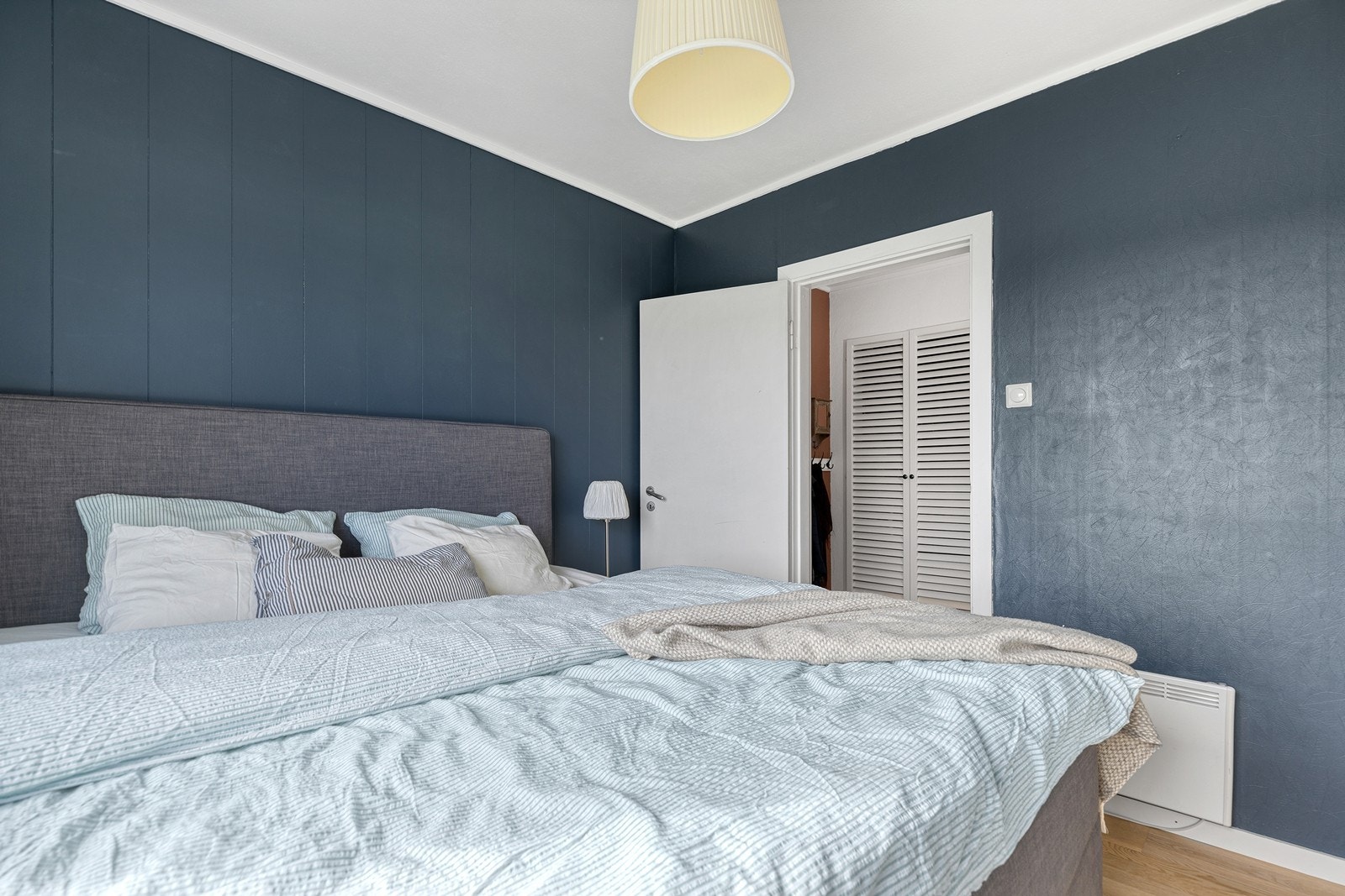 Soverommet er malt i mørke farger som skaper en god soveromsatmosfære. På soverommet får du morgensol, og om sommeren vil det bli svalt og godt. Galleribilde