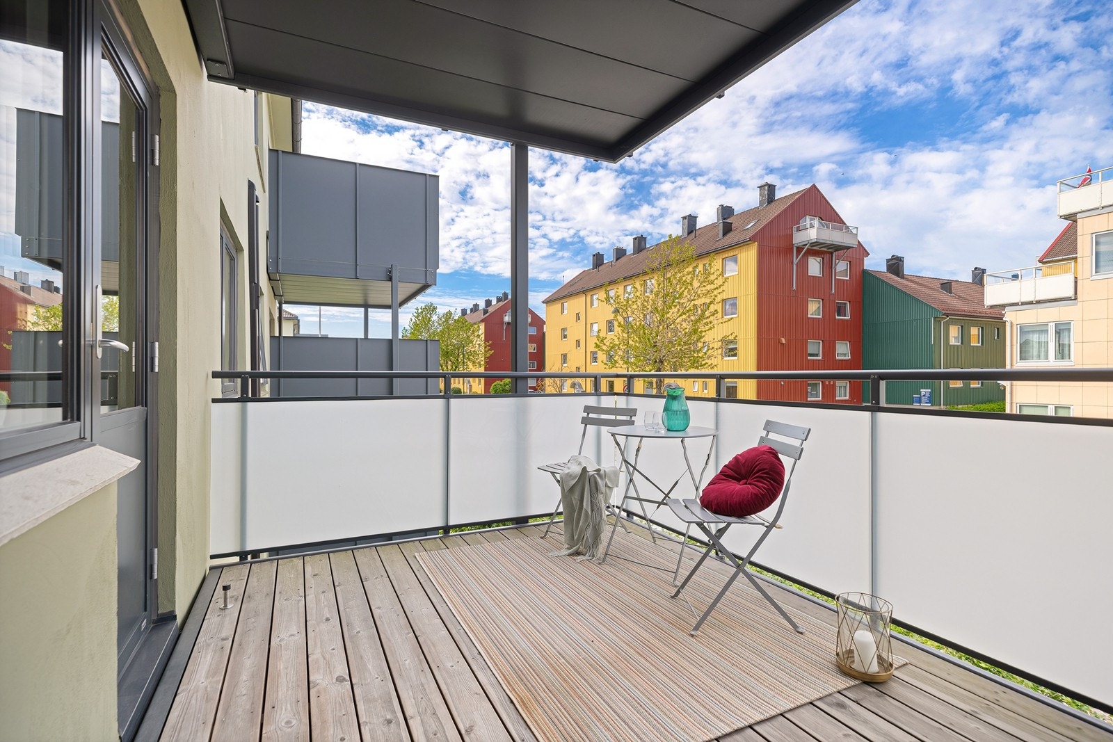 Fra stuen er det utgang til en solrik balkong på ca. 10 kvm. Balkongen er ny fra 2022. Galleribilde