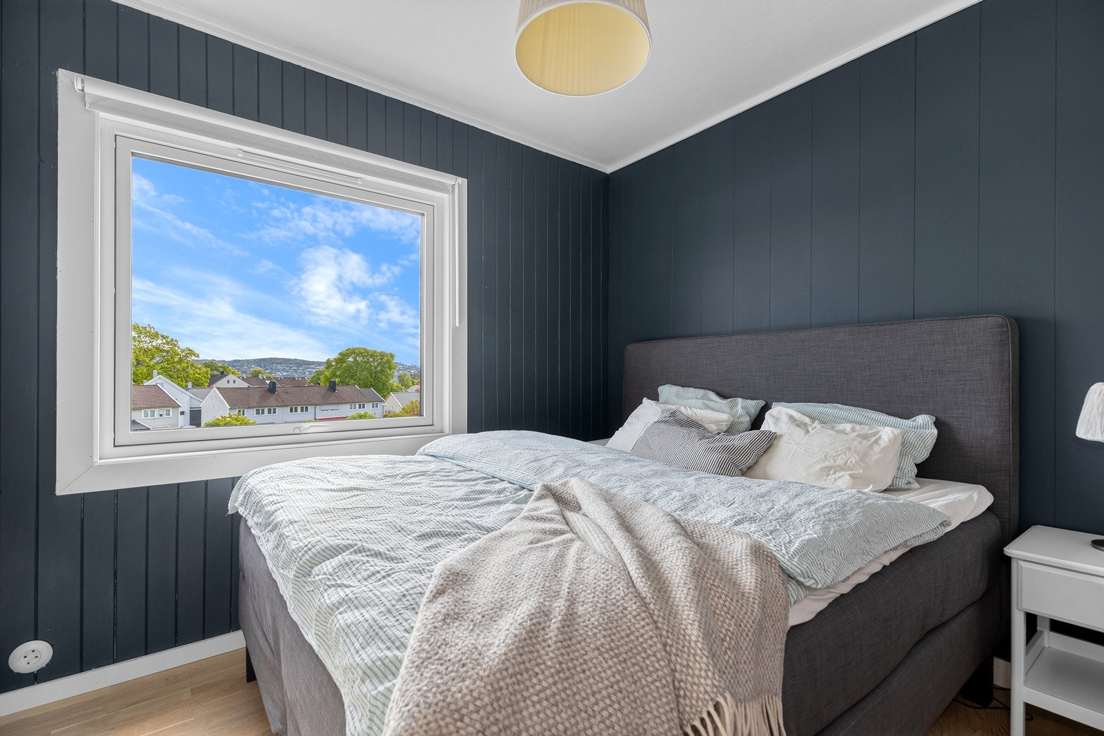 Soverom av god størrelse med plass til dobbeltseng og tilhørende møblement. Galleribilde