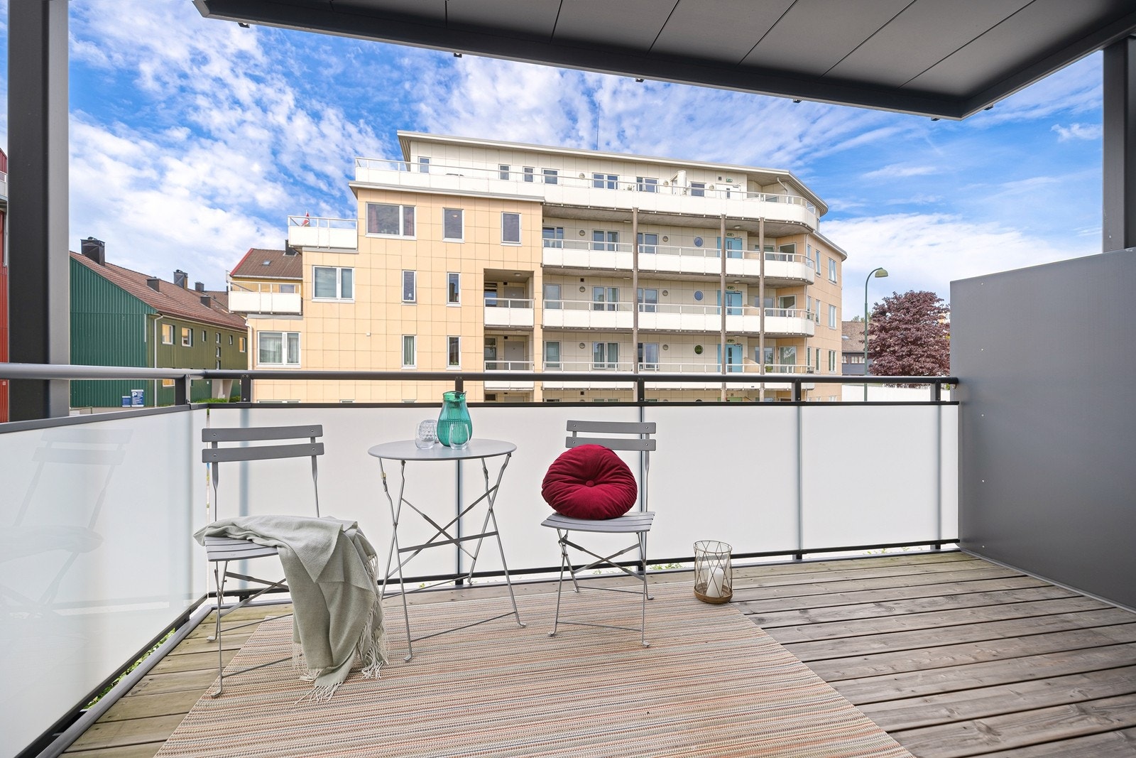 Balkongen har iflg. selger sol fra 13-19 på sommeren. I tillegg vil du få siste rest av solen mellom 21-2130. Galleribilde