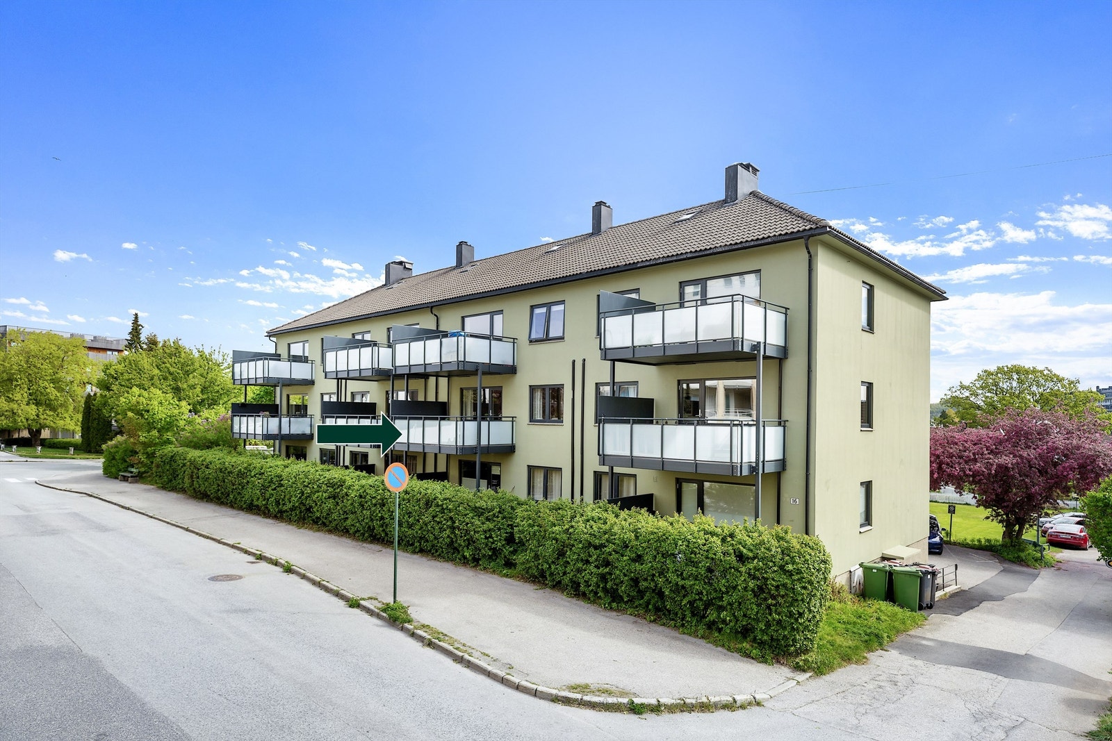 Leiligheten ligger sentralt på Lund i byggets 2.etasje. Her er det kort avstand til dagligvarebutikk, bussforbindelse, UiA og flere tur- og treningsmuligheter. Galleribilde