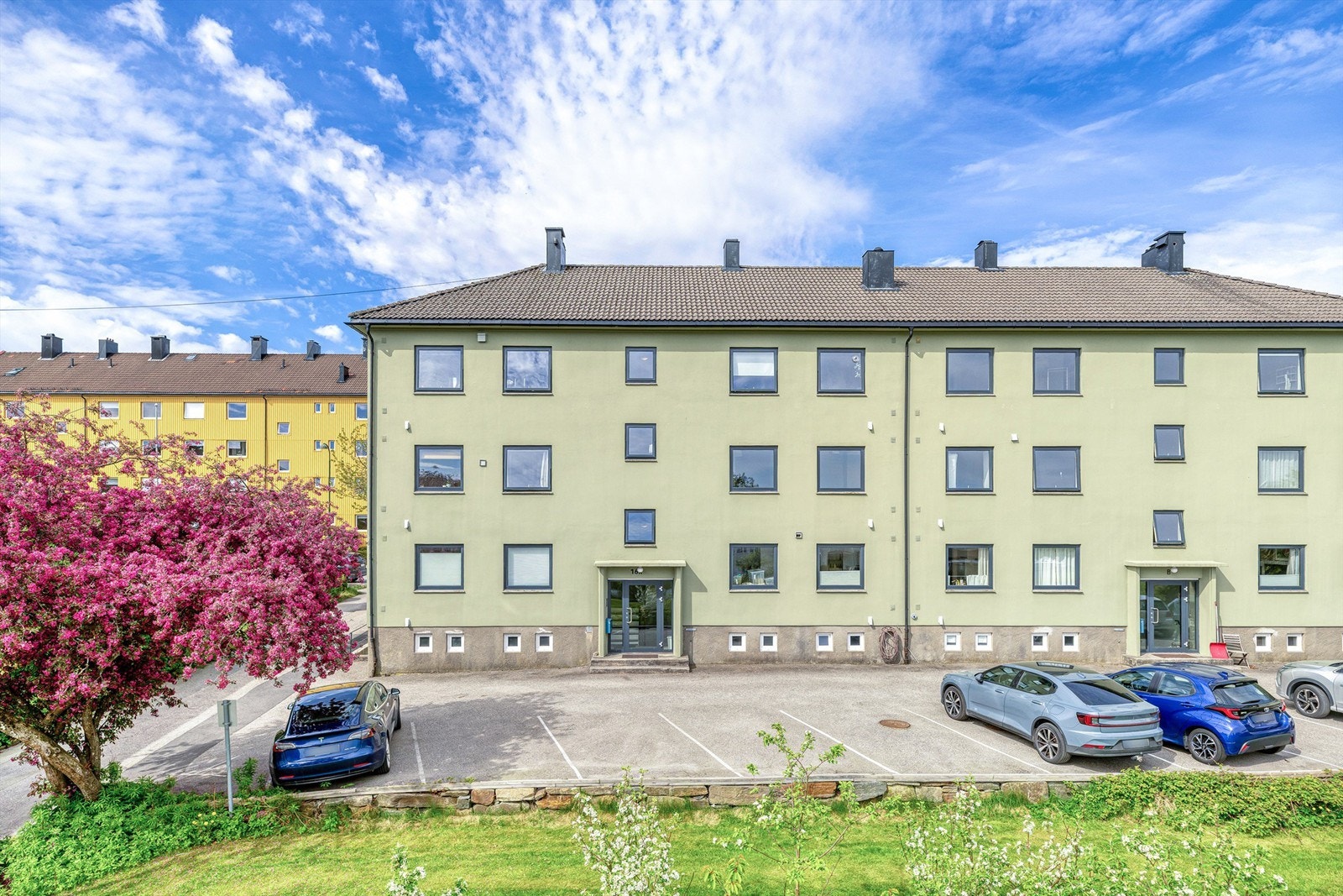 Felles parkering bak bygget. Det er én parkeringsplass pr. leilighet til disposisjon. Galleribilde