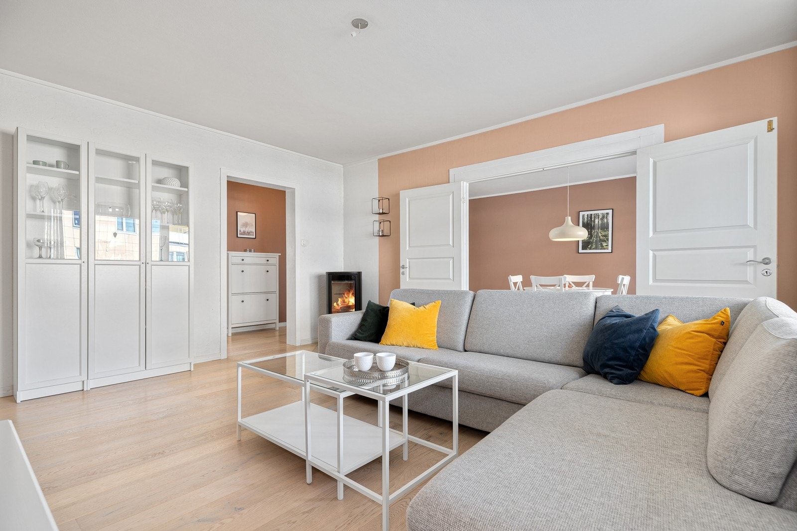 Krogsveen v/Azra Hadzic har gleden av å presentere en koselig 3-roms leilighet sentralt på Lund med solrik balkong og nyere peis! Galleribilde