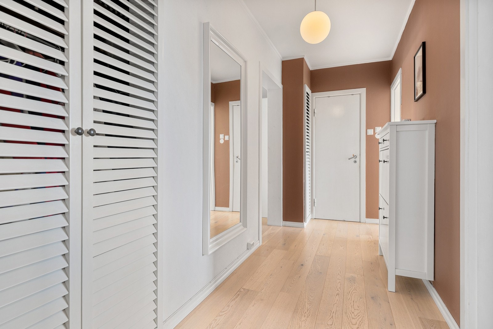 I gangen finner du også skap til oppbevaring av yttertøy og sko m.m. Galleribilde