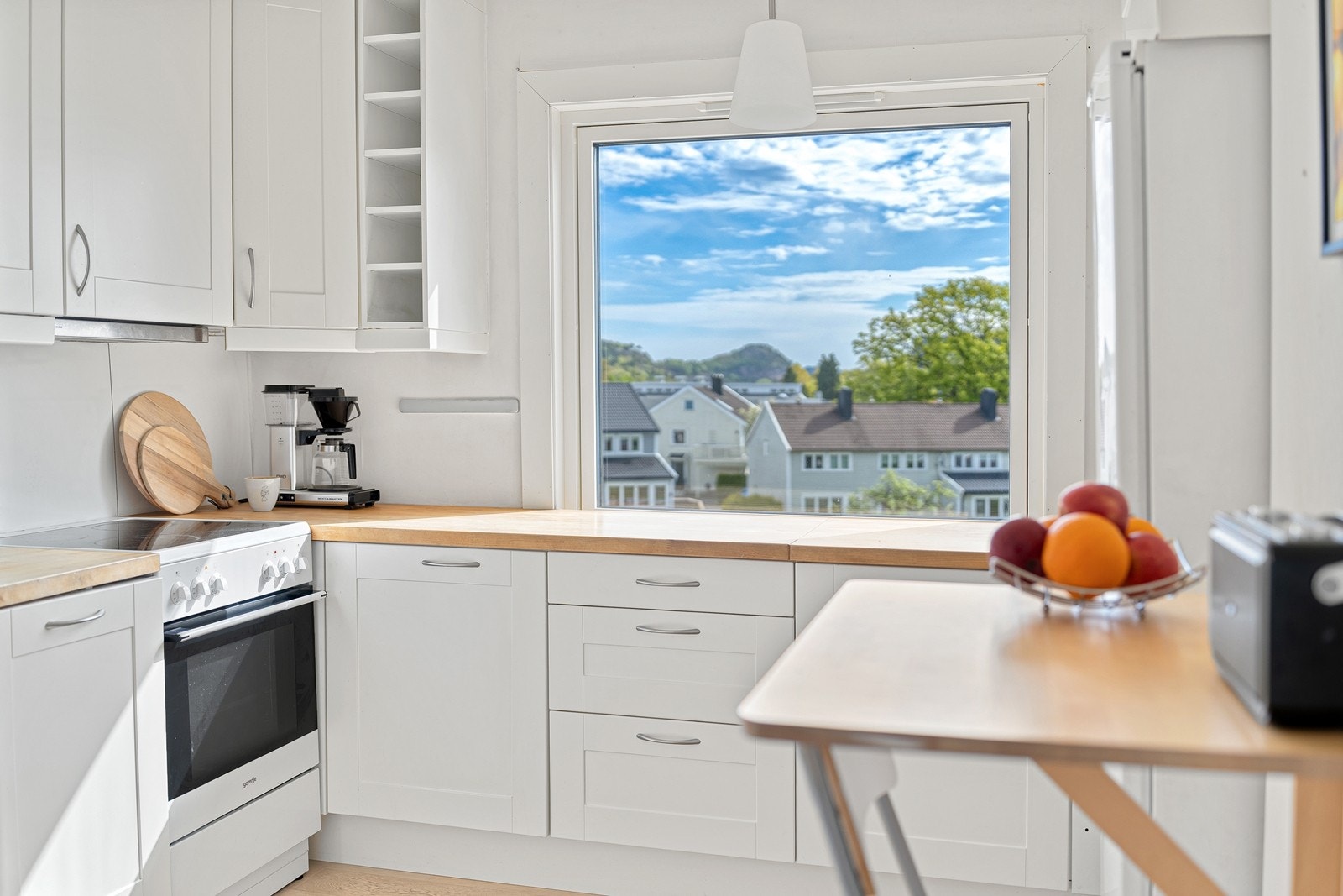 På kjøkkenet får du morgensolen og kan nyte en kopp kaffe med hyggelig utsikt. Galleribilde