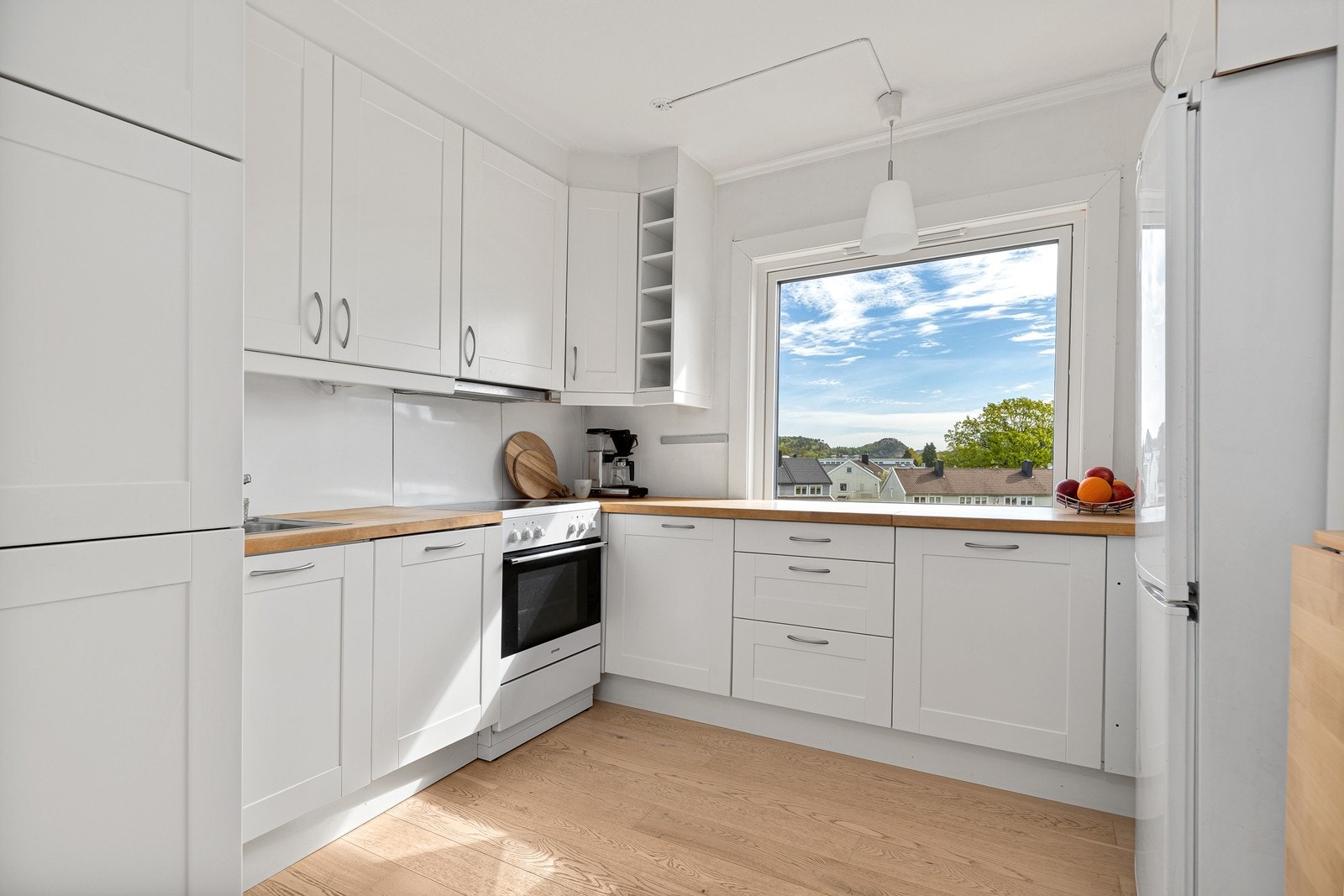 Separat og innholdsrikt kjøkken i minimalistisk stil. Galleribilde