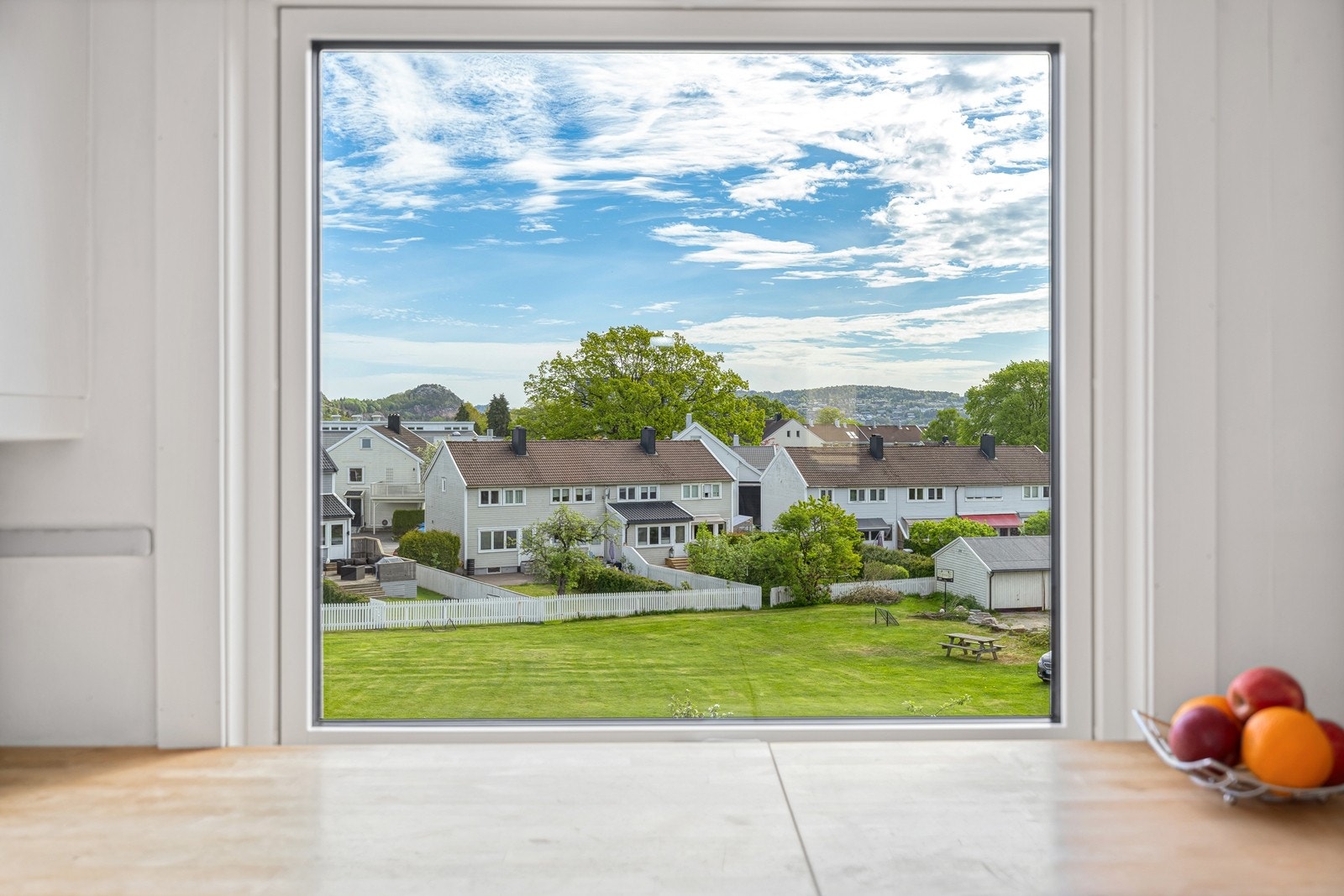Kjøkkenet vender mot grøntareal. Galleribilde