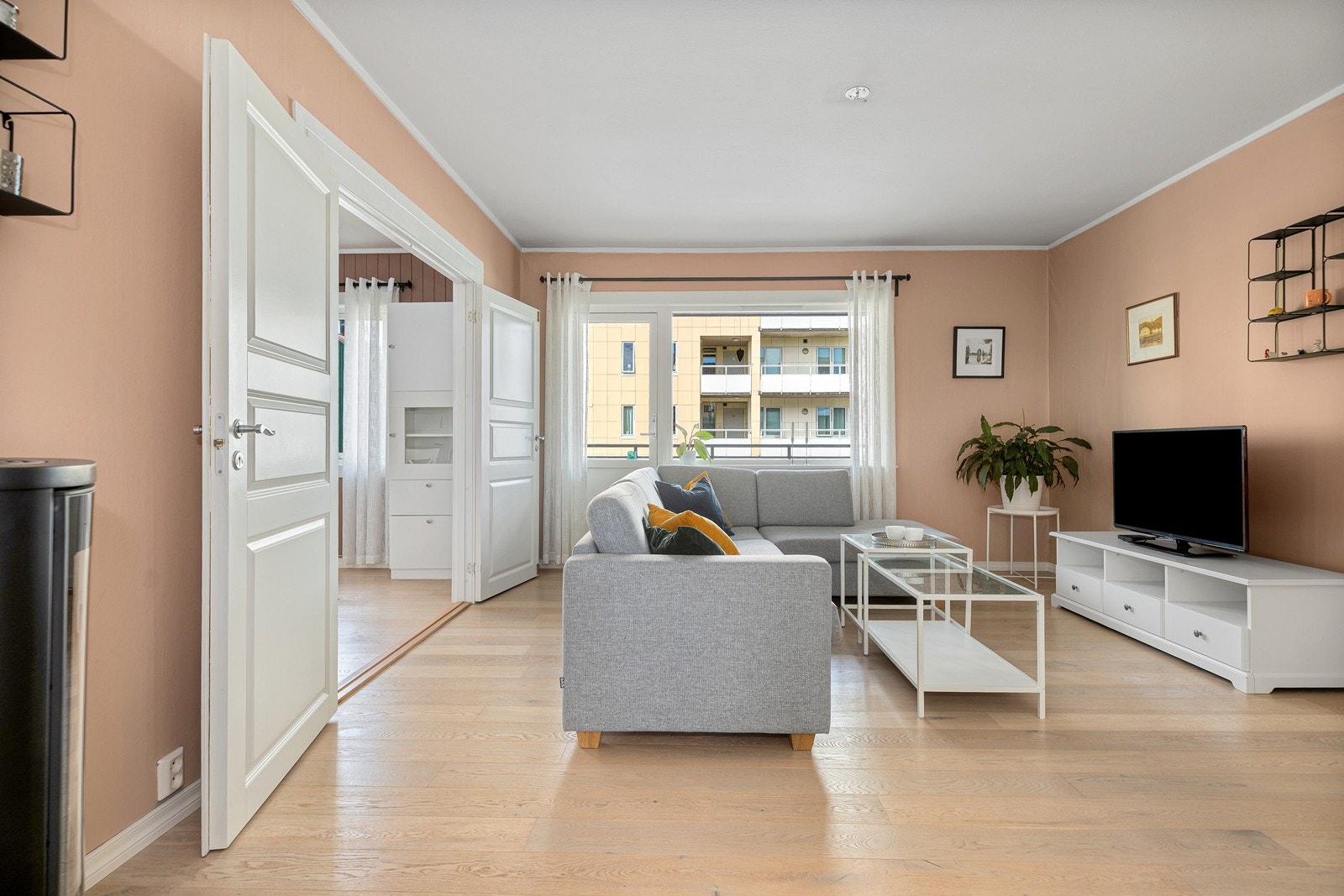 Stuen er malt i duse farger. Overflatene har enkelte steder noe moderniseringsbehov. Galleribilde