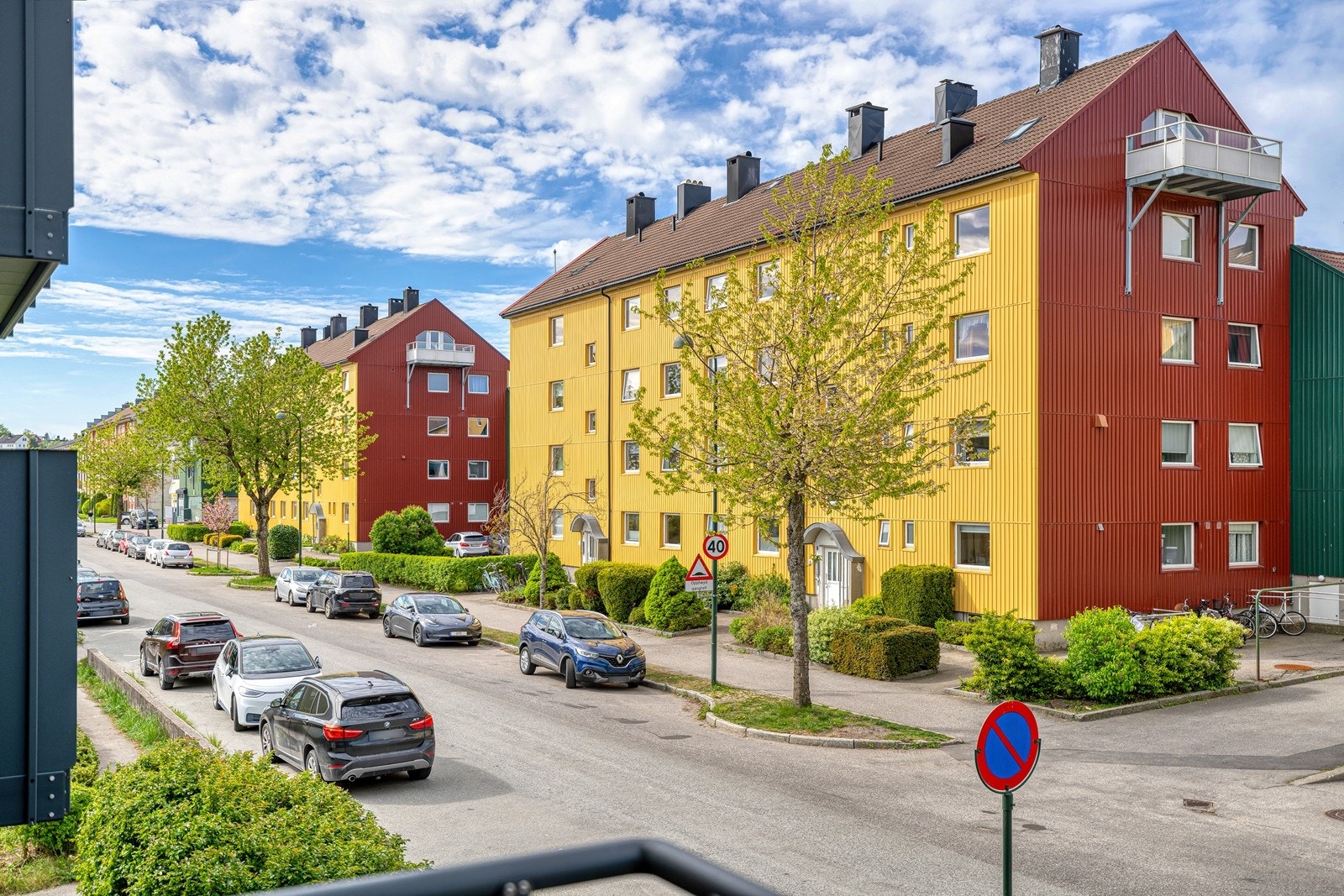 Utsikt fra balkongen. På hjørnet ved den grønne blokken rett frem finner du dagligvarebutikk! Galleribilde