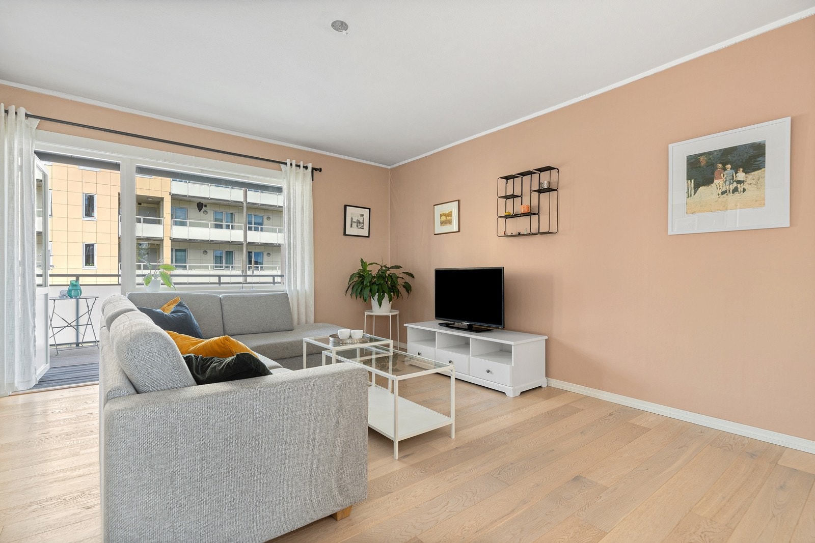 I forbindelse med rehabilitering av fasaden og balkongene ble også enkelte vinduer og balkongdør skiftet. Galleribilde