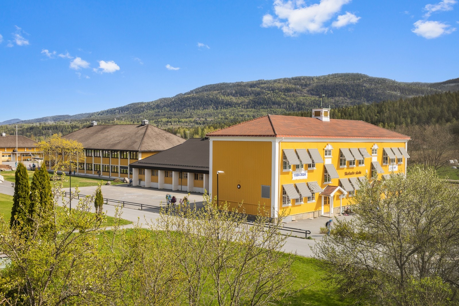 Skotselv skole ligger et steinkast unna. Galleribilde