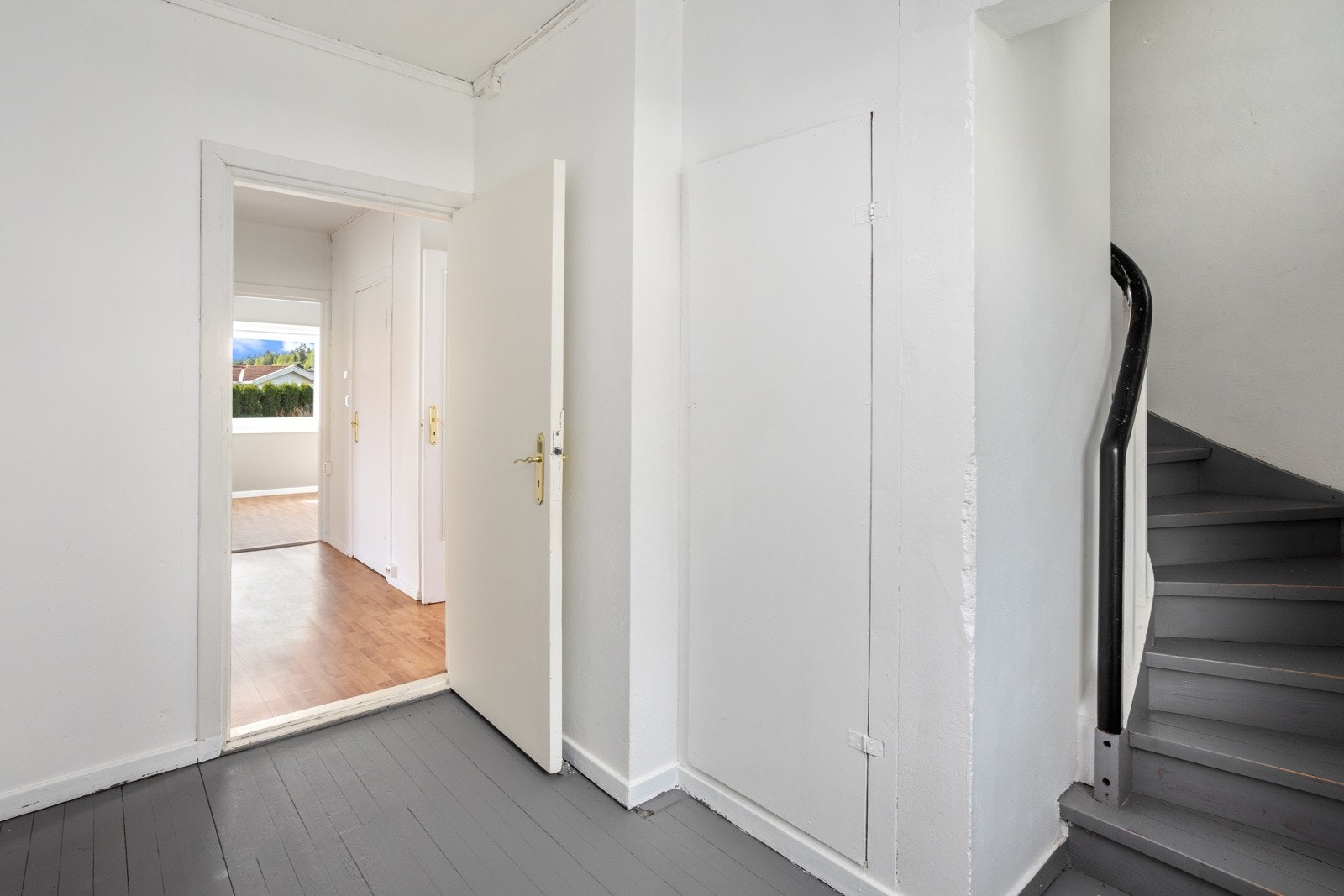 Trapperom med skap til oppbevaring og trapp til 2. etasje. Galleribilde
