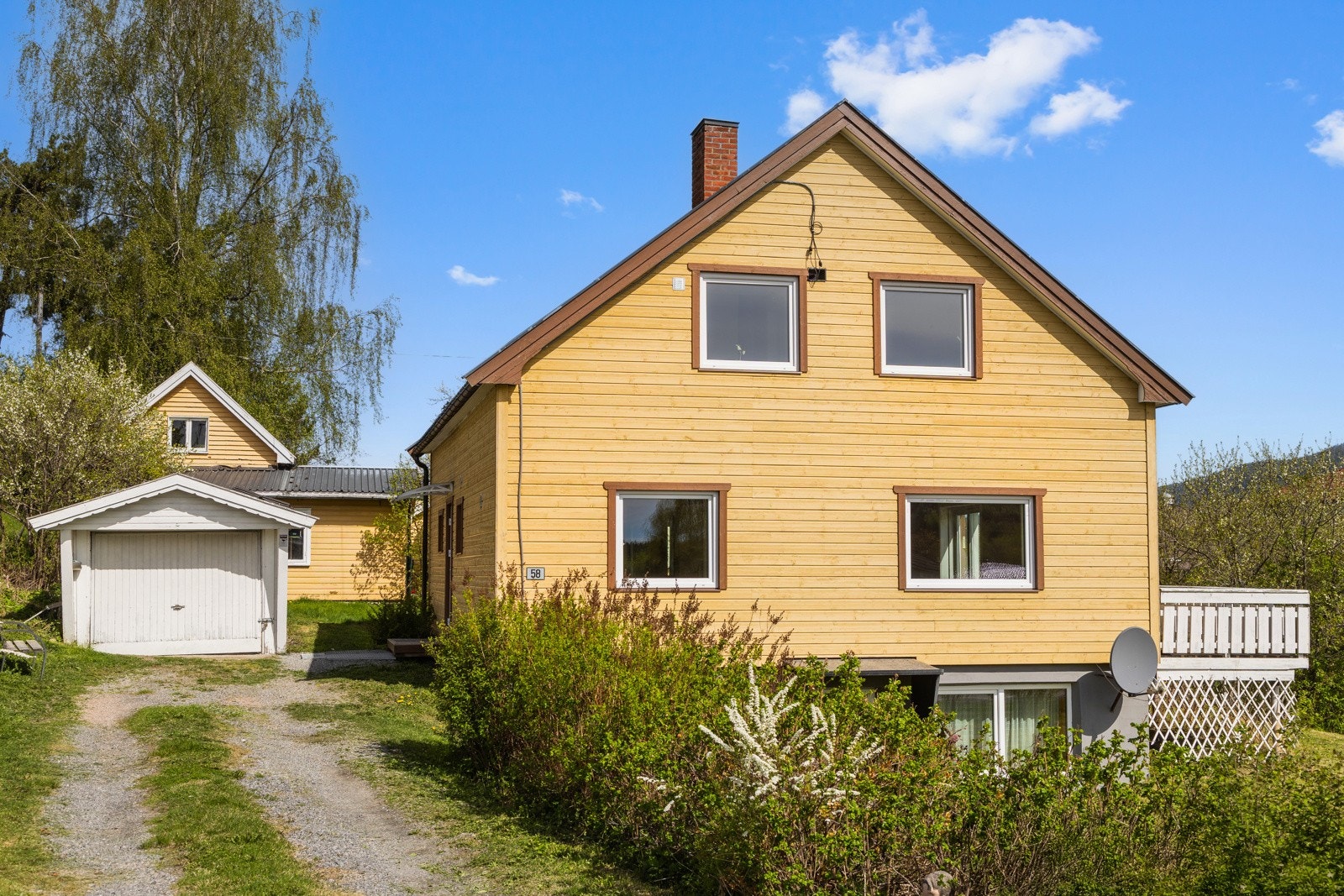 Velkommen til Bingsveien 58 - Koselig enebolig på romslig tomt i barnevennlig boligområde i Skotselv. Galleribilde