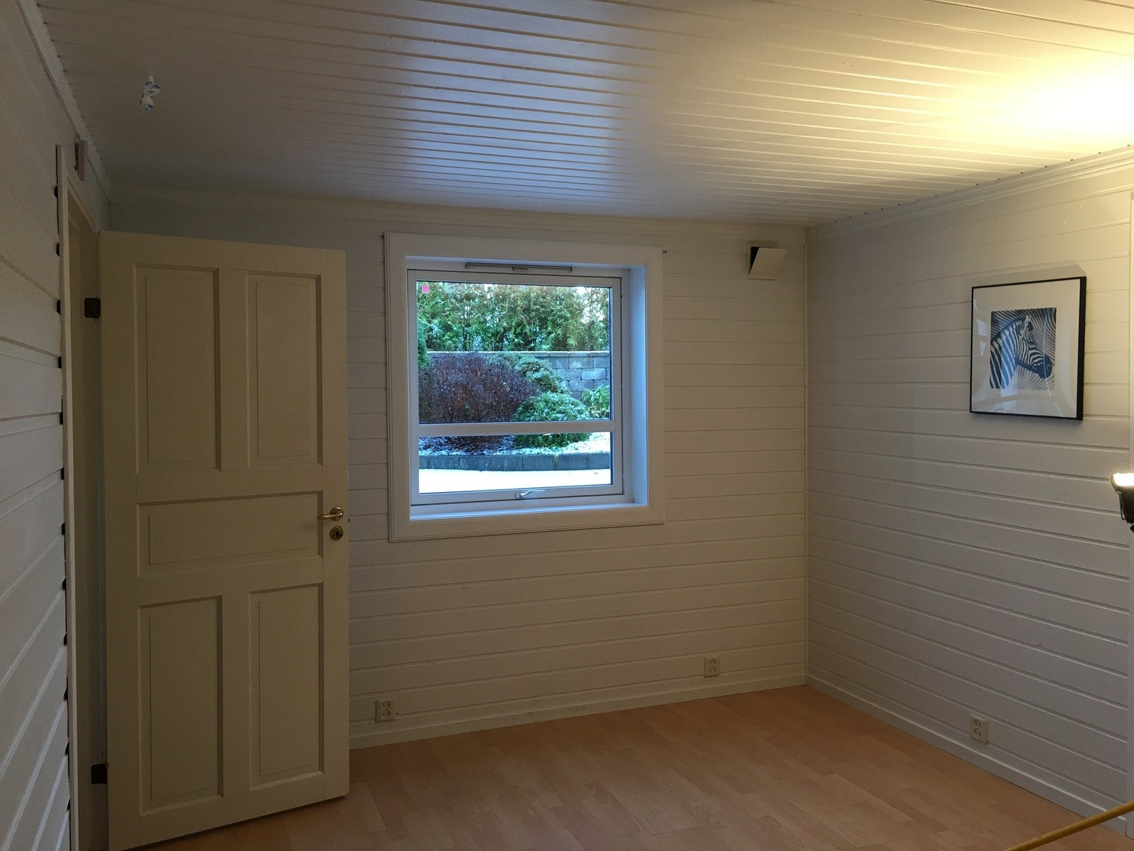 I kjelleren er det en godkjent utleiedel på ca. 48 kvm med egen inngang. Galleribilde