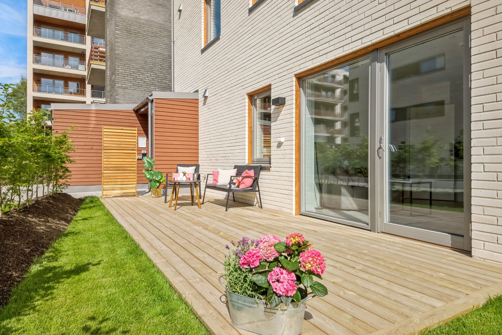 Uteplassen har ettermiddagssol fra ca kl 15 på sommeren. Galleribilde