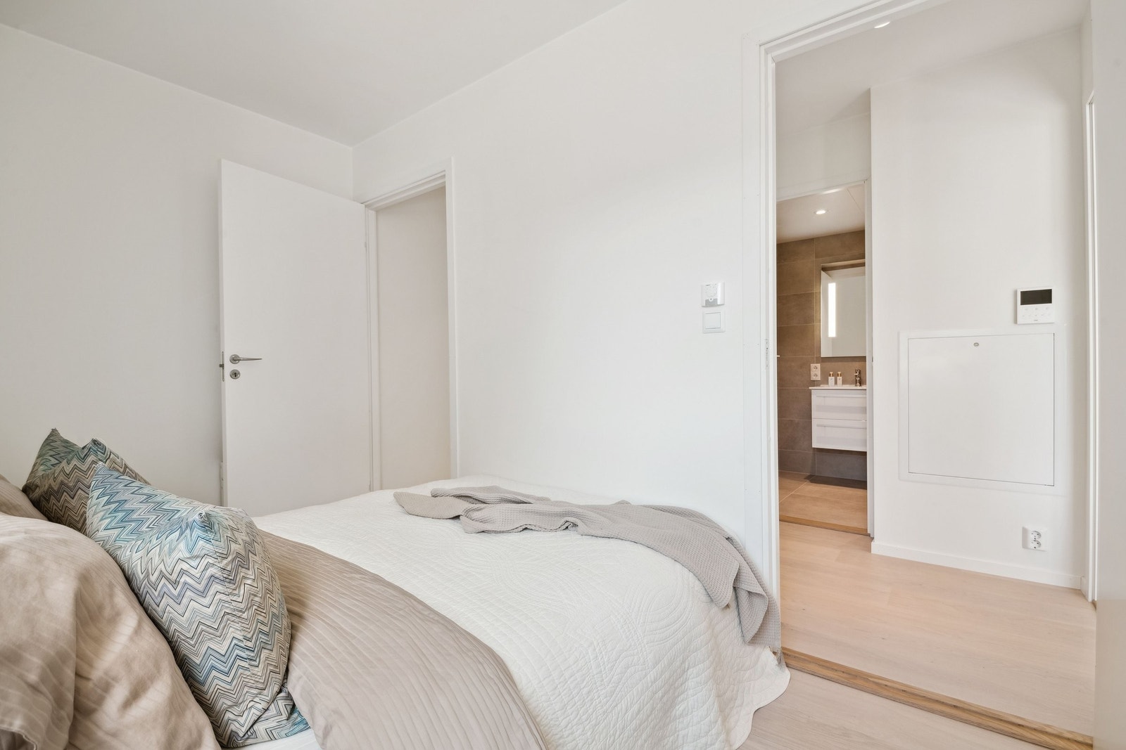 Soverommet har en stille og tilbaketrukket beliggenhet med tilgang fra gangen. Galleribilde