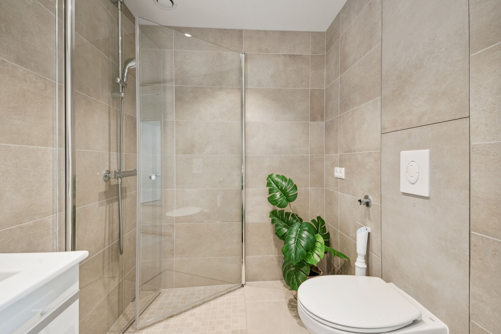 60 x 60 fliser på gulvet. Galleribilde