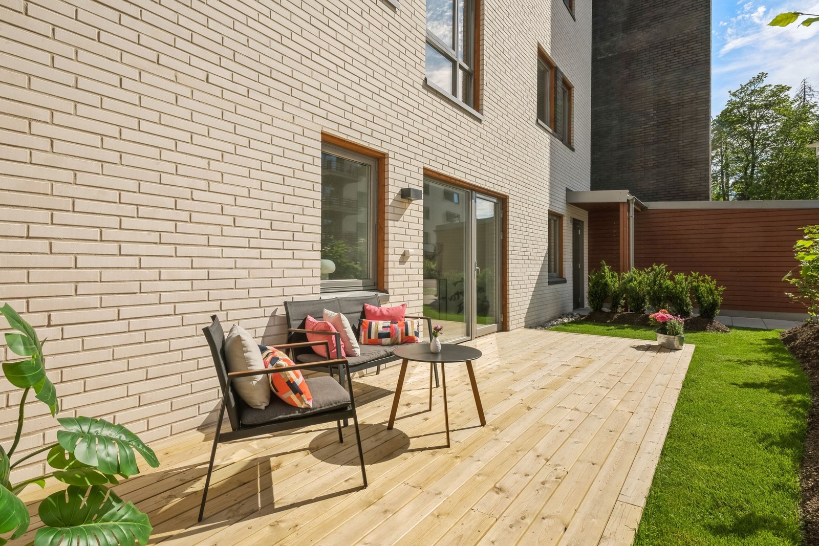 Fra stuen er det utgang til en flott terrasse på ca 18 kvm. Ettermiddagssol fra ca. kl 15 på sommeren Galleribilde