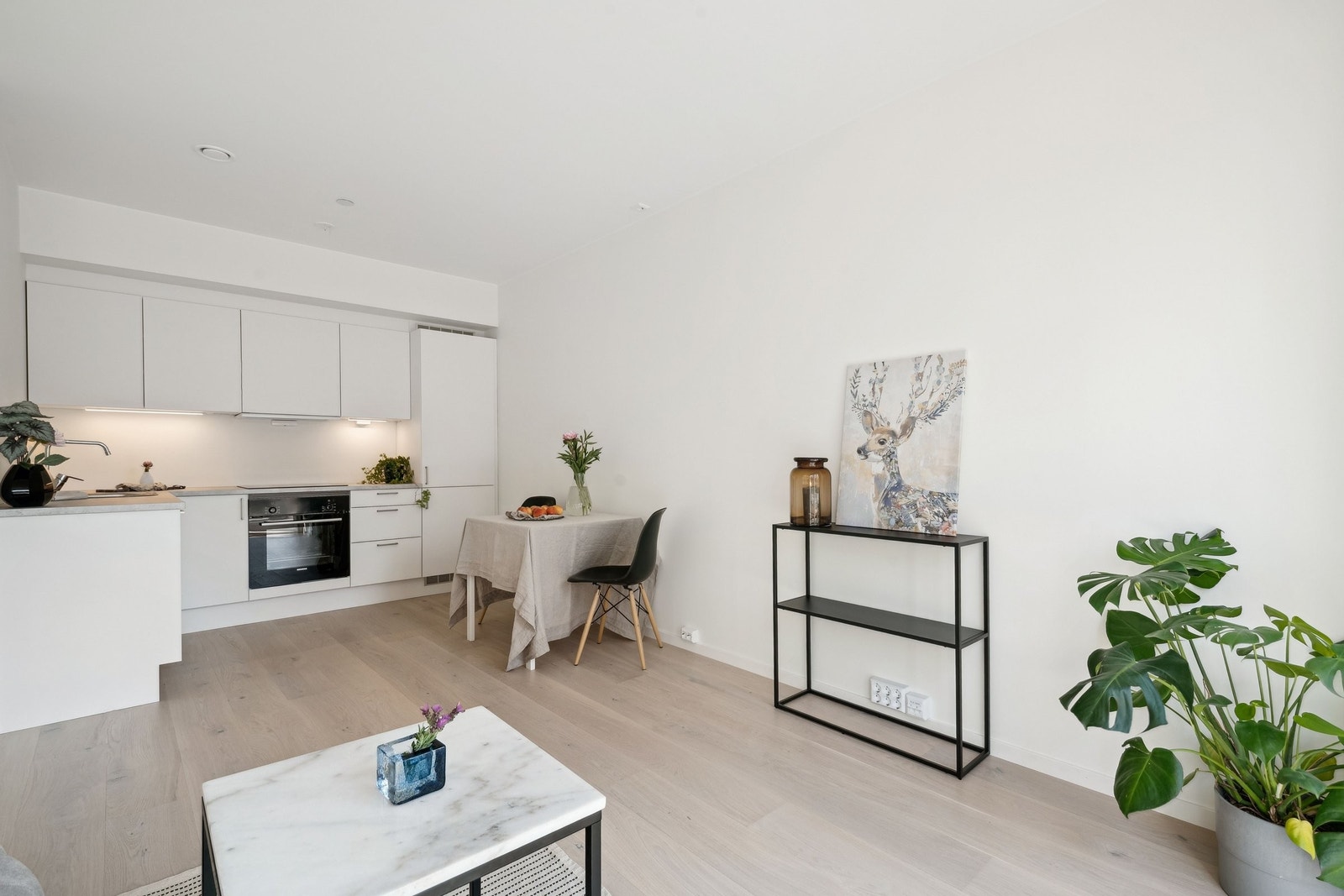 Enstavs eikeparkett på gulvet i gang, stue/kjøkken og soverom Galleribilde