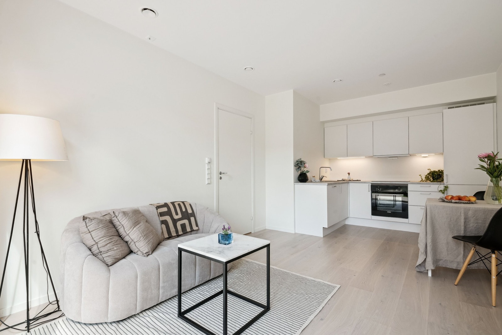 Leiligheten har vannbåren gulvvarme i entre, stue/kjøkken og soverom. Oppvarming er inkludert i felleskostnadene (a-konto) Galleribilde