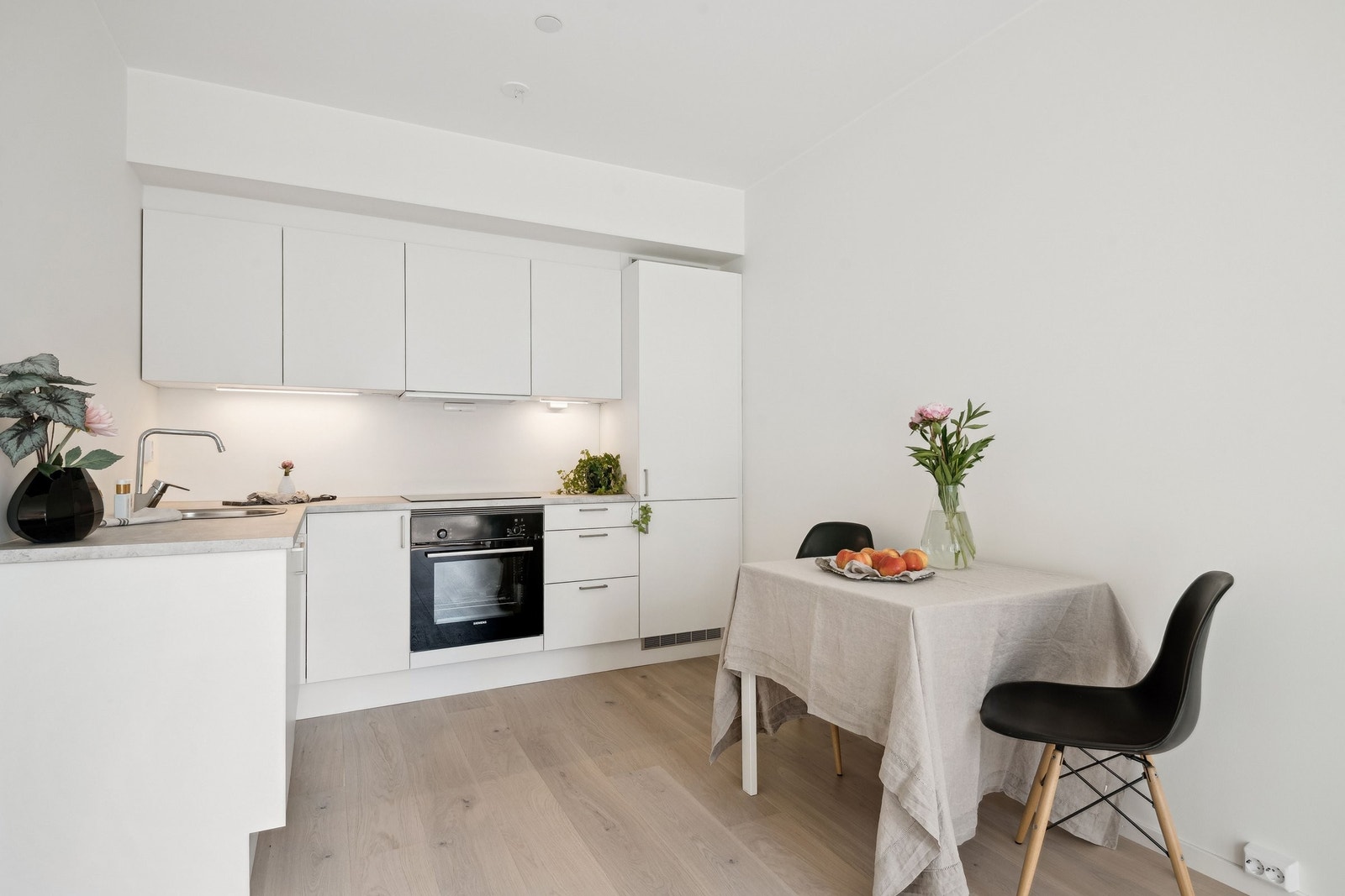 Meget pen og moderne kjøkkeninnredning fra Sigdal med integrerte hvitevarer. Galleribilde